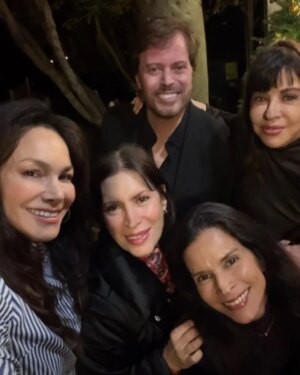 Patricia Velásquez Instagram - Anoche celebramos el espíritu de la navidad 🎄 The Winter Solstice marks the longest night of the year, reminding us that even in darkness, light is already returning .Thank you all for coming and thank you @dolceandsaltyLa @carlosgabriel09 @luis2701 kilmaryv for the extraordinary food!
#PatriciaVelasquez
#FamiliaYAmigos
@apaivab
@ael.msf
@patriciadeleonb
@bellacascarano
@lncarrillo
@nfousekis
@henryfousekis
@mayagabriellav @imheathergraham @awkwafina
@allegrabarzan
@mattoconnell66
@annyounglee
@rosmaris49 @frangrippi @antoniomartinezfilm
@lidelairaida @limavelasquezs
@mayagabriellav
@kharenhill
@iamcindydolenc
@edgarramirez25
@marinescc
@antoniomartinezfilm
@limavelasquezs
@capnanne24
@drmanuelantiaging
@dolceandsaltyLa
@carlosgabriel09
@luis2701
#kilmaryv
@mimilazod
@luisfernandez14 @frangrippi
@hgarban
@danielaganoza @ramonenriquemarquez #amalfi #mafer @a__fig