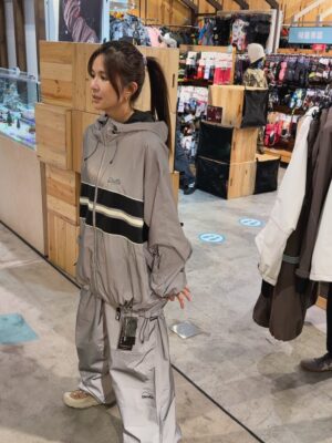 Patty Wu Instagram - 🏂🏂 𝟮𝟱-𝟮𝟲 𝘀𝗲𝗮𝘀𝗼𝗻
𝗪𝗲 𝗮𝗿𝗲 𝗿𝗲𝗮𝗱𝘆 ♡ —————————————————— ♥
今年的雪衣已經準備完成꒰ᐡ。. .̫ .。ᐡ꒱
好想趕快出發
@akira_kuwa 桑原先生
雪衣在哪買 ➜ @allride.tw
#吳怡霈 #wuipei29 #パティ
#滑雪 #滑雪人生 #滑雪穿搭
#snowboarding #snowboardlife