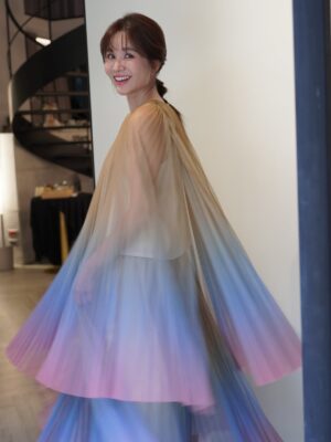 Patty Wu Instagram - #2025台北時裝週 #主持人
今天的服裝
一直被說是舞動的千層彩虹蛋糕
美極了

來自台灣設計師品牌 #CHIA 陳佳睿

#2025TaipeiFashionWeek
@tpe.fashionweek 
#台北市政府文化局 #VOGUE 

Outfits ｜@chia_chiahsuanstudio 
Makeup ｜ @husiniiimakeup 
Hair ｜ @signs0303
Photographer | @akira_kuwa @monmon.ent
Agent @ponpon._.itisme