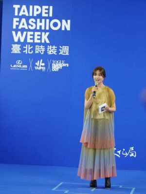 Patty Wu Instagram - #2025台北時裝週 #主持人
今天的服裝
一直被說是舞動的千層彩虹蛋糕
美極了

來自台灣設計師品牌 #CHIA 陳佳睿

#2025TaipeiFashionWeek
@tpe.fashionweek 
#台北市政府文化局 #VOGUE 

Outfits ｜@chia_chiahsuanstudio 
Makeup ｜ @husiniiimakeup 
Hair ｜ @signs0303
Photographer | @akira_kuwa @monmon.ent
Agent @ponpon._.itisme