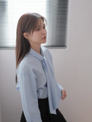 Patty Wu Instagram - ・
不想笑的時候，就不要笑。

這是最近聽到，最有感觸的一句話。
我還反問 「我真的可以嗎」。
最近陷入發文懶惰症，每天很多事要忙，很多工作事前準備無法停下來，秋天根本不應該工作。整個秋季這麽舒服，應該享受大自然，離開城市去山上也好，去海邊也好，秋天應該是放空的季節。

好想出國看銀杏，今年是擠不出時間了，前幾週努力擠了一天去頌缽療癒，好像進入了很深層的睡眠，療癒師跟我說。
不想說就不要說
不想聽就不要聽
不想寫就不要寫
不想唸就不要唸
不想笑就不要笑

不想笑真的可以不要笑嗎？我在思考。可是我的工作走出家門，就是得一直笑啊。一直笑著，其實好累。
可能我沒有情緒時，面無表情的臉，怕被誤會，所以更努力在別人看見的時候，提醒自己嘴角上揚，要笑。一種職業病，一種開機的職業笑容。

前幾天去看了人生第一場super junior @superjunior 演唱會，別人都在看偶像唱跳送電眼，我當然也很享受迷人的酮體（？
但我看到很多，鏡頭不經意拍下，那些他們沒有在笑的時候。有那麼些時刻，那掃過的幾秒鐘幾個眼神，是沒有綵排過的真實情緒，我喜歡那種瞬間的真實。

所以不想發文，就不要發文吧，我是這樣想的。
突然想起前幾年的口罩時期，那時候上班好輕鬆，主持也不用努力的笑著。

口罩下面無表情的臉，不會被看見。

Outfits @apercu.global

#吳怡霈 #wuipei29 #パティ