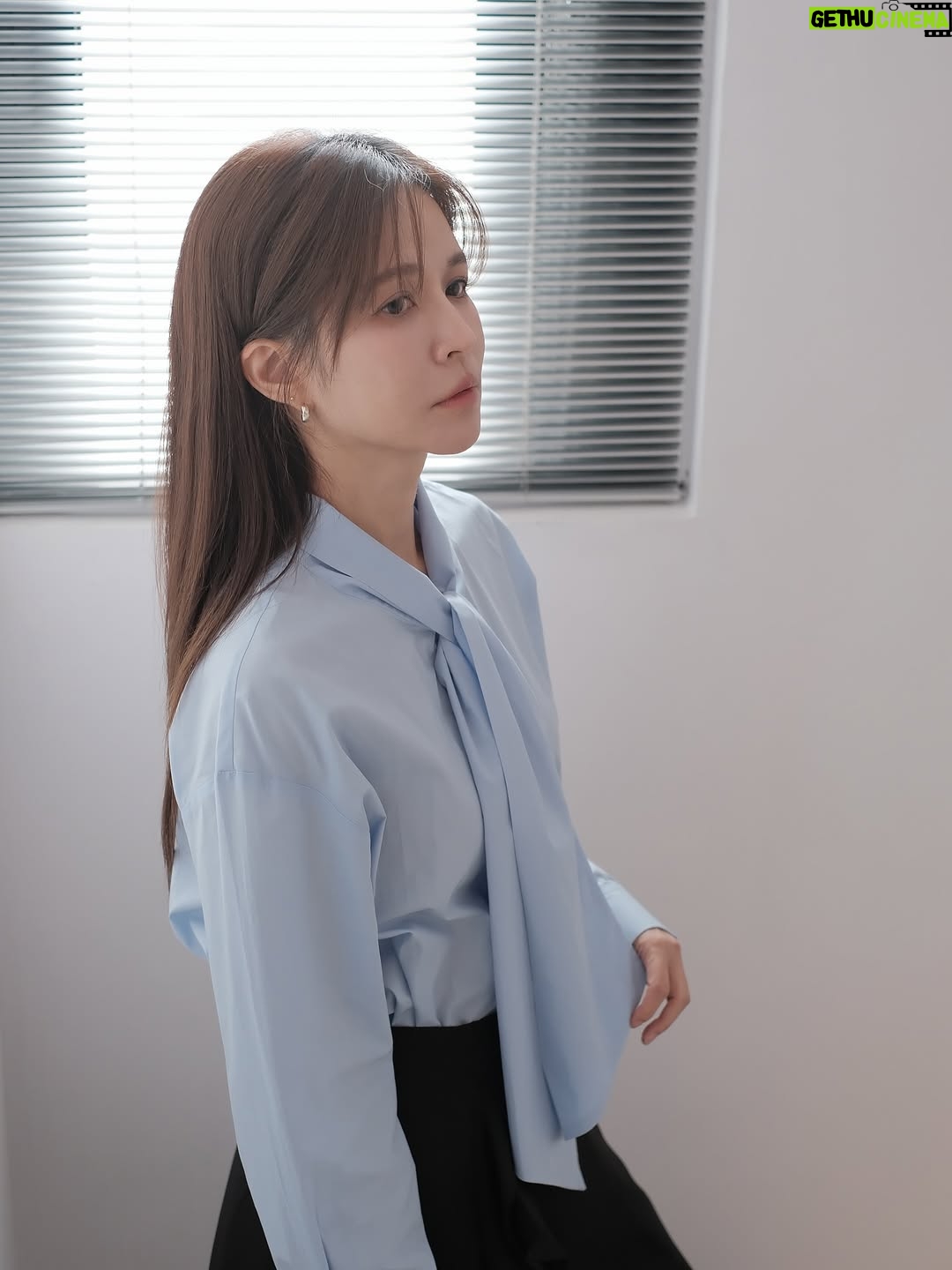 Patty Wu - 1.1K Likes - ・
不想笑的時候，就不要笑。

這是最近聽到，最有感觸的一句話。
我還反問 「我真的可以嗎」。
最近陷入發文懶惰症，每天很多事要忙，很多工作事前準備無法停下來，秋天根本不應該工作。整個秋季這麽舒服，應該享受大自然，離開城市去山上也好，去海邊也好，秋天應該是放空的季節。

好想出國看銀杏，今年是擠不出時間了，前幾週努力擠了一天去頌缽療癒，好像進入了很深層的睡眠，療癒師跟我說。
不想說就不要說
不想聽就不要聽
不想寫就不要寫
不想唸就不要唸
不想笑就不要笑

不想笑真的可以不要笑嗎？我在思考。可是我的工作走出家門，就是得一直笑啊。一直笑著，其實好累。
可能我沒有情緒時，面無表情的臉，怕被誤會，所以更努力在別人看見的時候，提醒自己嘴角上揚，要笑。一種職業病，一種開機的職業笑容。

前幾天去看了人生第一場super junior @superjunior 演唱會，別人都在看偶像唱跳送電眼，我當然也很享受迷人的酮體（？
但我看到很多，鏡頭不經意拍下，那些他們沒有在笑的時候。有那麼些時刻，那掃過的幾秒鐘幾個眼神，是沒有綵排過的真實情緒，我喜歡那種瞬間的真實。

所以不想發文，就不要發文吧，我是這樣想的。
突然想起前幾年的口罩時期，那時候上班好輕鬆，主持也不用努力的笑著。

口罩下面無表情的臉，不會被看見。

Outfits @apercu.global

#吳怡霈 #wuipei29 #パティ