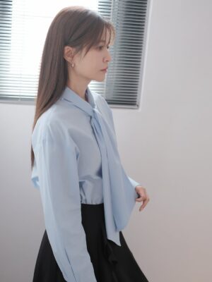 Patty Wu Instagram - ・
不想笑的時候，就不要笑。

這是最近聽到，最有感觸的一句話。
我還反問 「我真的可以嗎」。
最近陷入發文懶惰症，每天很多事要忙，很多工作事前準備無法停下來，秋天根本不應該工作。整個秋季這麽舒服，應該享受大自然，離開城市去山上也好，去海邊也好，秋天應該是放空的季節。

好想出國看銀杏，今年是擠不出時間了，前幾週努力擠了一天去頌缽療癒，好像進入了很深層的睡眠，療癒師跟我說。
不想說就不要說
不想聽就不要聽
不想寫就不要寫
不想唸就不要唸
不想笑就不要笑

不想笑真的可以不要笑嗎？我在思考。可是我的工作走出家門，就是得一直笑啊。一直笑著，其實好累。
可能我沒有情緒時，面無表情的臉，怕被誤會，所以更努力在別人看見的時候，提醒自己嘴角上揚，要笑。一種職業病，一種開機的職業笑容。

前幾天去看了人生第一場super junior @superjunior 演唱會，別人都在看偶像唱跳送電眼，我當然也很享受迷人的酮體（？
但我看到很多，鏡頭不經意拍下，那些他們沒有在笑的時候。有那麼些時刻，那掃過的幾秒鐘幾個眼神，是沒有綵排過的真實情緒，我喜歡那種瞬間的真實。

所以不想發文，就不要發文吧，我是這樣想的。
突然想起前幾年的口罩時期，那時候上班好輕鬆，主持也不用努力的笑著。

口罩下面無表情的臉，不會被看見。

Outfits @apercu.global

#吳怡霈 #wuipei29 #パティ