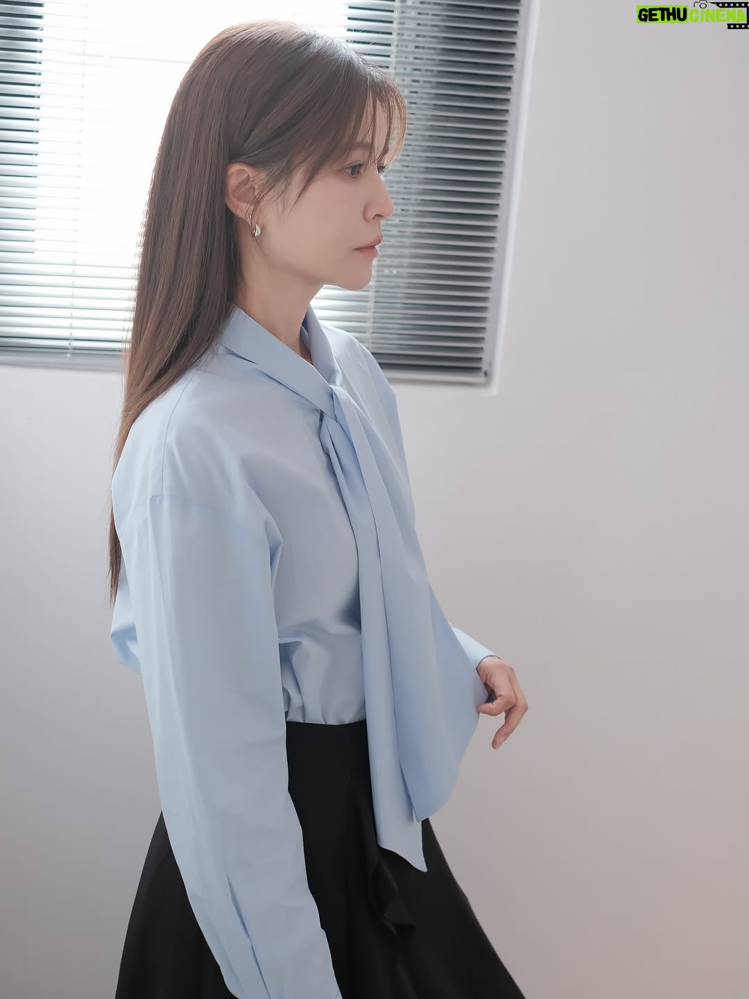 Patty Wu - 1.1K Likes - ・
不想笑的時候，就不要笑。

這是最近聽到，最有感觸的一句話。
我還反問 「我真的可以嗎」。
最近陷入發文懶惰症，每天很多事要忙，很多工作事前準備無法停下來，秋天根本不應該工作。整個秋季這麽舒服，應該享受大自然，離開城市去山上也好，去海邊也好，秋天應該是放空的季節。

好想出國看銀杏，今年是擠不出時間了，前幾週努力擠了一天去頌缽療癒，好像進入了很深層的睡眠，療癒師跟我說。
不想說就不要說
不想聽就不要聽
不想寫就不要寫
不想唸就不要唸
不想笑就不要笑

不想笑真的可以不要笑嗎？我在思考。可是我的工作走出家門，就是得一直笑啊。一直笑著，其實好累。
可能我沒有情緒時，面無表情的臉，怕被誤會，所以更努力在別人看見的時候，提醒自己嘴角上揚，要笑。一種職業病，一種開機的職業笑容。

前幾天去看了人生第一場super junior @superjunior 演唱會，別人都在看偶像唱跳送電眼，我當然也很享受迷人的酮體（？
但我看到很多，鏡頭不經意拍下，那些他們沒有在笑的時候。有那麼些時刻，那掃過的幾秒鐘幾個眼神，是沒有綵排過的真實情緒，我喜歡那種瞬間的真實。

所以不想發文，就不要發文吧，我是這樣想的。
突然想起前幾年的口罩時期，那時候上班好輕鬆，主持也不用努力的笑著。

口罩下面無表情的臉，不會被看見。

Outfits @apercu.global

#吳怡霈 #wuipei29 #パティ