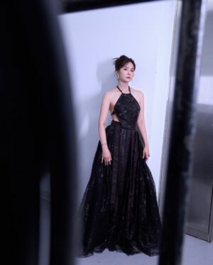 Patty Wu Instagram - 🏆 #第60屆廣播金鐘獎 #典禮主持人
@goldenbellawards 
第二套禮服，喜歡這個辣度
剛剛好，不多不少 。

留言跟我說，這套禮服是
大辣🌶️🌶️🌶️🌶️🌶️
中辣🌶️🌶️🌶️
小辣🌶️

Makeup｜胡欣儀 @husiniiimakeup 
Hair｜ 劉霏亞 @paulinehairflux 、林芯安 @__xinan__ 
Photographer｜賴思妤 @33lightning33 
Assistant 汪芊葳 @ahhaclaire 
Stylist ｜林侑璇  @yu_suea 
Artist agent ｜蒙蒙工作室 @monmon.ent 彭楷翔 @ponpon._.itisme 
Artist assistant ｜唐涵 @tang__han__ 
Behind the scenes photographer ｜Aki @akira_kuwa 

Gown｜@shiatzychen
Jewelry ｜@bvlgari
Shoes ｜ @bellabelleshoes

Special thanks (◕ᴗ◕✿)
謝謝我的健身教練 我們一起練出最美線條
🏋️‍♀️ Fitness coach @sportslife1314
💅 nail salon @elamornails_taipei