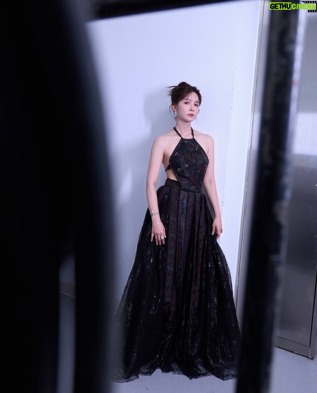 Patty Wu - 3K Likes - 🏆 #第60屆廣播金鐘獎 #典禮主持人
@goldenbellawards 
第二套禮服，喜歡這個辣度
剛剛好，不多不少 。

留言跟我說，這套禮服是
大辣🌶️🌶️🌶️🌶️🌶️
中辣🌶️🌶️🌶️
小辣🌶️

Makeup｜胡欣儀 @husiniiimakeup 
Hair｜ 劉霏亞 @paulinehairflux 、林芯安 @__xinan__ 
Photographer｜賴思妤 @33lightning33 
Assistant 汪芊葳 @ahhaclaire 
Stylist ｜林侑璇  @yu_suea 
Artist agent ｜蒙蒙工作室 @monmon.ent 彭楷翔 @ponpon._.itisme 
Artist assistant ｜唐涵 @tang__han__ 
Behind the scenes photographer ｜Aki @akira_kuwa 

Gown｜@shiatzychen
Jewelry ｜@bvlgari
Shoes ｜ @bellabelleshoes

Special thanks (◕ᴗ◕✿)
謝謝我的健身教練 我們一起練出最美線條
🏋️‍♀️ Fitness coach @sportslife1314
💅 nail salon @elamornails_taipei