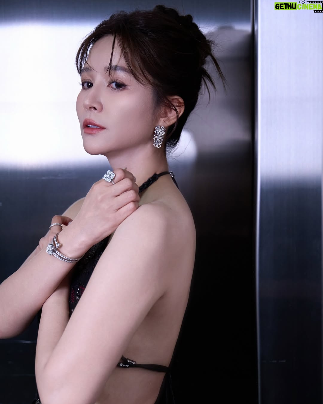 Patty Wu - 3K Likes - 🏆 #第60屆廣播金鐘獎 #典禮主持人
@goldenbellawards 
第二套禮服，喜歡這個辣度
剛剛好，不多不少 。

留言跟我說，這套禮服是
大辣🌶️🌶️🌶️🌶️🌶️
中辣🌶️🌶️🌶️
小辣🌶️

Makeup｜胡欣儀 @husiniiimakeup 
Hair｜ 劉霏亞 @paulinehairflux 、林芯安 @__xinan__ 
Photographer｜賴思妤 @33lightning33 
Assistant 汪芊葳 @ahhaclaire 
Stylist ｜林侑璇  @yu_suea 
Artist agent ｜蒙蒙工作室 @monmon.ent 彭楷翔 @ponpon._.itisme 
Artist assistant ｜唐涵 @tang__han__ 
Behind the scenes photographer ｜Aki @akira_kuwa 

Gown｜@shiatzychen
Jewelry ｜@bvlgari
Shoes ｜ @bellabelleshoes

Special thanks (◕ᴗ◕✿)
謝謝我的健身教練 我們一起練出最美線條
🏋️‍♀️ Fitness coach @sportslife1314
💅 nail salon @elamornails_taipei