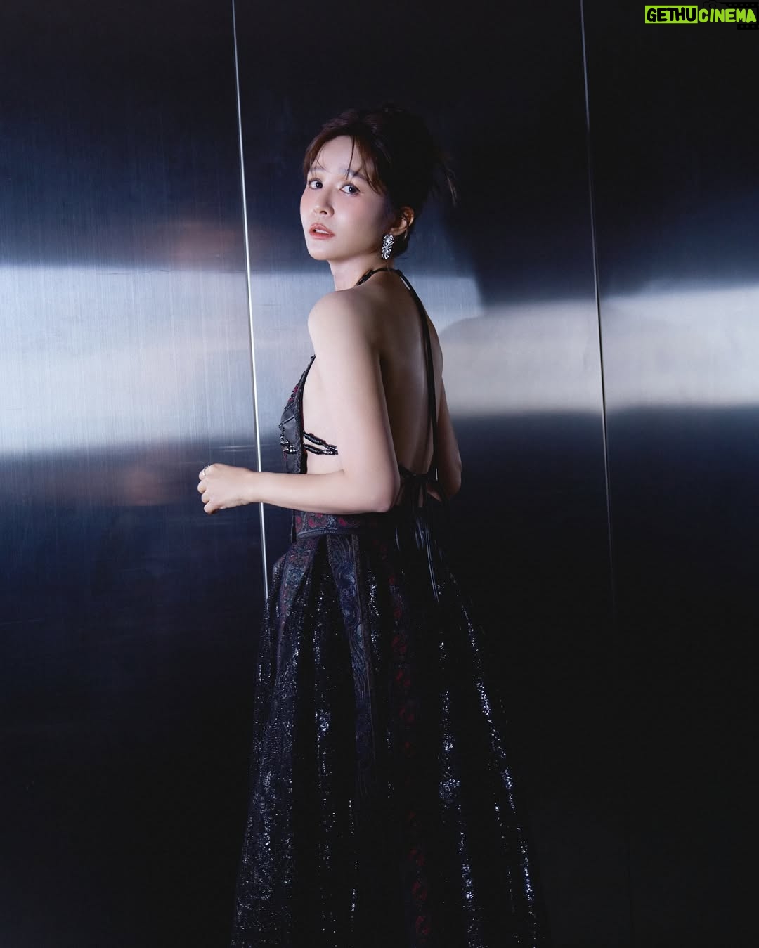 Patty Wu - 3K Likes - 🏆 #第60屆廣播金鐘獎 #典禮主持人
@goldenbellawards 
第二套禮服，喜歡這個辣度
剛剛好，不多不少 。

留言跟我說，這套禮服是
大辣🌶️🌶️🌶️🌶️🌶️
中辣🌶️🌶️🌶️
小辣🌶️

Makeup｜胡欣儀 @husiniiimakeup 
Hair｜ 劉霏亞 @paulinehairflux 、林芯安 @__xinan__ 
Photographer｜賴思妤 @33lightning33 
Assistant 汪芊葳 @ahhaclaire 
Stylist ｜林侑璇  @yu_suea 
Artist agent ｜蒙蒙工作室 @monmon.ent 彭楷翔 @ponpon._.itisme 
Artist assistant ｜唐涵 @tang__han__ 
Behind the scenes photographer ｜Aki @akira_kuwa 

Gown｜@shiatzychen
Jewelry ｜@bvlgari
Shoes ｜ @bellabelleshoes

Special thanks (◕ᴗ◕✿)
謝謝我的健身教練 我們一起練出最美線條
🏋️‍♀️ Fitness coach @sportslife1314
💅 nail salon @elamornails_taipei