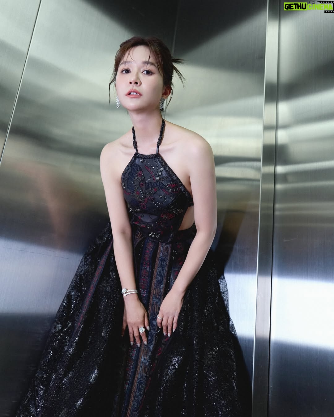 Patty Wu - 3K Likes - 🏆 #第60屆廣播金鐘獎 #典禮主持人
@goldenbellawards 
第二套禮服，喜歡這個辣度
剛剛好，不多不少 。

留言跟我說，這套禮服是
大辣🌶️🌶️🌶️🌶️🌶️
中辣🌶️🌶️🌶️
小辣🌶️

Makeup｜胡欣儀 @husiniiimakeup 
Hair｜ 劉霏亞 @paulinehairflux 、林芯安 @__xinan__ 
Photographer｜賴思妤 @33lightning33 
Assistant 汪芊葳 @ahhaclaire 
Stylist ｜林侑璇  @yu_suea 
Artist agent ｜蒙蒙工作室 @monmon.ent 彭楷翔 @ponpon._.itisme 
Artist assistant ｜唐涵 @tang__han__ 
Behind the scenes photographer ｜Aki @akira_kuwa 

Gown｜@shiatzychen
Jewelry ｜@bvlgari
Shoes ｜ @bellabelleshoes

Special thanks (◕ᴗ◕✿)
謝謝我的健身教練 我們一起練出最美線條
🏋️‍♀️ Fitness coach @sportslife1314
💅 nail salon @elamornails_taipei