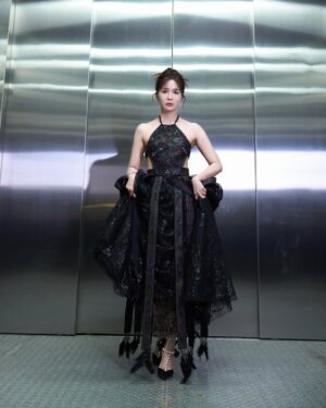 Patty Wu Instagram - 🏆 #第60屆廣播金鐘獎 #典禮主持人
@goldenbellawards 
第二套禮服，喜歡這個辣度
剛剛好，不多不少 。

留言跟我說，這套禮服是
大辣🌶️🌶️🌶️🌶️🌶️
中辣🌶️🌶️🌶️
小辣🌶️

Makeup｜胡欣儀 @husiniiimakeup 
Hair｜ 劉霏亞 @paulinehairflux 、林芯安 @__xinan__ 
Photographer｜賴思妤 @33lightning33 
Assistant 汪芊葳 @ahhaclaire 
Stylist ｜林侑璇  @yu_suea 
Artist agent ｜蒙蒙工作室 @monmon.ent 彭楷翔 @ponpon._.itisme 
Artist assistant ｜唐涵 @tang__han__ 
Behind the scenes photographer ｜Aki @akira_kuwa 

Gown｜@shiatzychen
Jewelry ｜@bvlgari
Shoes ｜ @bellabelleshoes

Special thanks (◕ᴗ◕✿)
謝謝我的健身教練 我們一起練出最美線條
🏋️‍♀️ Fitness coach @sportslife1314
💅 nail salon @elamornails_taipei