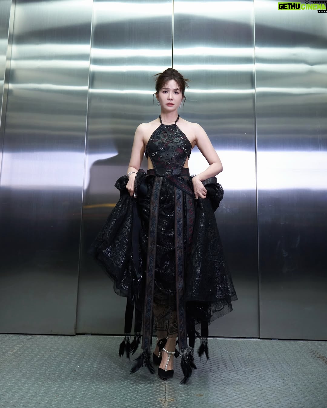 Patty Wu - 3K Likes - 🏆 #第60屆廣播金鐘獎 #典禮主持人
@goldenbellawards 
第二套禮服，喜歡這個辣度
剛剛好，不多不少 。

留言跟我說，這套禮服是
大辣🌶️🌶️🌶️🌶️🌶️
中辣🌶️🌶️🌶️
小辣🌶️

Makeup｜胡欣儀 @husiniiimakeup 
Hair｜ 劉霏亞 @paulinehairflux 、林芯安 @__xinan__ 
Photographer｜賴思妤 @33lightning33 
Assistant 汪芊葳 @ahhaclaire 
Stylist ｜林侑璇  @yu_suea 
Artist agent ｜蒙蒙工作室 @monmon.ent 彭楷翔 @ponpon._.itisme 
Artist assistant ｜唐涵 @tang__han__ 
Behind the scenes photographer ｜Aki @akira_kuwa 

Gown｜@shiatzychen
Jewelry ｜@bvlgari
Shoes ｜ @bellabelleshoes

Special thanks (◕ᴗ◕✿)
謝謝我的健身教練 我們一起練出最美線條
🏋️‍♀️ Fitness coach @sportslife1314
💅 nail salon @elamornails_taipei