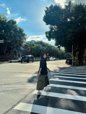 Patty Wu Instagram - ・
戒了蛋、奶、咖啡，人生還剩下些什麼？

去年九月開了一個刀，從此人生有巨大改變。這篇文章，記錄「子宮肌腺症微波消融手術」後，一些身體變化。
子宮肌腺症困擾我非常多年，經血量爆多導致嚴重貧血、劇烈經痛，去年甚至連非經期，下腹都在痛，到處尋醫治療，最後在醫生建議下，動了微創刀，醫師為了讓子宮休息，打了一劑長效柳普林，月經整整7個月沒來。這7個月難熬且漫長，柳普林的副作用，出現類更年期症況，盜汗嚴重，時不時汗如雨下，每隔幾分鐘就一次，晚上幾乎無法好好睡覺，情緒不穩定（可能因為一直無法控制流汗，就想發火跟莫名沮喪）。
更沮喪的是，這個手術並不是一勞永逸，無論是海芙刀或微波消融，醫師都有事先說，這是會復發的，而且機會很大。

輾轉經朋友介紹，尋求了一名在高雄，專門在治相關疾病的中醫師，開始積極調理身體。首先，那些一般中醫師交代女生經痛「絕對不能碰」的食物，他都沒特別禁止，卻要我戒「蛋、奶、咖啡因」！！！聽到當下，立馬想直接轉身回台北，怎麼可能？？
蛋！我畢生的愛。
咖啡！我是重度咖啡成癮者，沒喝咖啡，會死吧？！

我非常不想就範，醫師說，那你就先試試一個月呢？看看身體有什麼改變。
咖啡戒斷前三天生不如死，頭劇烈疼痛，無法集中精神，昏昏沉沉極為痛苦。沒想到第四天開始，我好像重生了一般，白天精神超好，神清氣爽，晚上睡眠品質變好，起床不會累。（好神奇～）
再來是蛋，戒了蛋之後，以前時不時會過敏，皮膚不穩定，改善了許多。（好奇怪～）
回診跟醫師報告心得，他再來要求我，「盡可能戒麩質」！說也奇怪，我一直以來有上廁所不順的困擾，就在不吃這些食物一段時間後，腸胃變順暢，每天都能固定上廁所，（這是我至少20年來不曾有過的感受）最大變化是，整個人輕盈，身體不再沉沉重重的。

七個月之後，終於盼到手術完第一次月經，完全不痛，悄悄的來悄悄的走。現在每個月都能跟阿月當好朋友，貧血指數也慢慢回覆正常。中醫師說，這樣繼續忌口，肌腺症「有機會不復發」。

不只是我的身體，起了變化，桑原先生這幾個月跟我一起，戒斷那些食物後，困擾他多年的「過敏性鼻炎」，竟然不藥而癒。從來沒想過，只是盡量不吃蛋奶咖啡麩質，身體改變如此巨大。

你問我那開完刀，有什麼收穫嗎？有！我一直以為自己是「天生小腹婆」，就在動完手術後，小腹變平坦，原來都是肌瘤肌腺症害的，根本不是內臟脂肪。

這段時間，有很多粉絲私訊問，問我是在哪裡、給哪個醫生動手術的？其實醫生的技術不錯，開刀至今也沒任何狀況，微創傷口也幾乎看不到，我算是很滿意。只是手術後複診時，我躺在診療台照腹腔超音波，醫生突然開口說，要跟我合照……..我當下心裡覺得不舒服，畢竟婦科開刀也不是什麼開心事，所以拒絕了。事後醫院傳了訊息住我早日康復，以及詢問是否能發佈文章，說我在他們醫院手術。但身為病患我全程自費，既不是代言也沒有合作，所以婉拒了要求。這也是為什麼，我一直沒有提供醫院跟醫師資訊給大家的原因。建議大家可以去信任的大醫院，多詢問比較，評估自身狀況再考慮要不要動手術。

這一年來我領悟了，原來人生，不是非要什麼不可。曾經我以為，我人生不可以沒有咖啡，現在不會有喝咖啡的慾望。蛋，我還是很愛，偶爾吃吃無傷大雅，有意識的盡量少吃麩質，奶本來就少吃。在飲食改變跟中藥調理後，身體持續往好的方向前進。

希望能給一些，同樣受子宮疾病困擾的朋友參考。以及這是我個人狀況，不代表所有人，請大家多爬文參考，或是有相關經驗的朋友，歡迎在文章下留言。

分享這篇文章，讓更多人有相關困擾的人受惠。