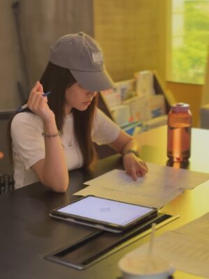 Patty Wu Instagram - ・
戒了蛋、奶、咖啡,人生還剩下些什麼?
去年九月開了一個刀,從此人生有巨大改變。這篇文章,記錄「子宮肌腺症微波消融手術」後,一些身體變化。
子宮肌腺症困擾我非常多年,經血量爆多導致嚴重貧血、劇烈經痛,去年甚至連非經期,下腹都在痛,到處尋醫治療,最後在醫生建議下,動了微創刀,醫師為了讓子宮休息,打了一劑長效柳普林,月經整整7個月沒來。這7個月難熬且漫長,柳普林的副作用,出現類更年期症況,盜汗嚴重,時不時汗如雨下,每隔幾分鐘就一次,晚上幾乎無法好好睡覺,情緒不穩定(可能因為一直無法控制流汗,就想發火跟莫名沮喪)。
更沮喪的是,這個手術並不是一勞永逸,無論是海芙刀或微波消融,醫師都有事先說,這是會復發的,而且機會很大。
輾轉經朋友介紹,尋求了一名在高雄,專門在治相關疾病的中醫師,開始積極調理身體。首先,那些一般中醫師交代女生經痛「絕對不能碰」的食物,他都沒特別禁止,卻要我戒「蛋、奶、咖啡因」!!!聽到當下,立馬想直接轉身回台北,怎麼可能??
蛋!我畢生的愛。
咖啡!我是重度咖啡成癮者,沒喝咖啡,會死吧?!
我非常不想就範,醫師說,那你就先試試一個月呢?看看身體有什麼改變。
咖啡戒斷前三天生不如死,頭劇烈疼痛,無法集中精神,昏昏沉沉極為痛苦。沒想到第四天開始,我好像重生了一般,白天精神超好,神清氣爽,晚上睡眠品質變好,起床不會累。(好神奇~)
再來是蛋,戒了蛋之後,以前時不時會過敏,皮膚不穩定,改善了許多。(好奇怪~)
回診跟醫師報告心得,他再來要求我,「盡可能戒麩質」!說也奇怪,我一直以來有上廁所不順的困擾,就在不吃這些食物一段時間後,腸胃變順暢,每天都能固定上廁所,(這是我至少20年來不曾有過的感受)最大變化是,整個人輕盈,身體不再沉沉重重的。
七個月之後,終於盼到手術完第一次月經,完全不痛,悄悄的來悄悄的走。現在每個月都能跟阿月當好朋友,貧血指數也慢慢回覆正常。中醫師說,這樣繼續忌口,肌腺症「有機會不復發」。
不只是我的身體,起了變化,桑原先生這幾個月跟我一起,戒斷那些食物後,困擾他多年的「過敏性鼻炎」,竟然不藥而癒。從來沒想過,只是盡量不吃蛋奶咖啡麩質,身體改變如此巨大。
你問我那開完刀,有什麼收穫嗎?有!我一直以為自己是「天生小腹婆」,就在動完手術後,小腹變平坦,原來都是肌瘤肌腺症害的,根本不是內臟脂肪。
這段時間,有很多粉絲私訊問,問我是在哪裡、給哪個醫生動手術的?其實醫生的技術不錯,開刀至今也沒任何狀況,微創傷口也幾乎看不到,我算是很滿意。只是手術後複診時,我躺在診療台照腹腔超音波,醫生突然開口說,要跟我合照……..我當下心裡覺得不舒服,畢竟婦科開刀也不是什麼開心事,所以拒絕了。事後醫院傳了訊息住我早日康復,以及詢問是否能發佈文章,說我在他們醫院手術。但身為病患我全程自費,既不是代言也沒有合作,所以婉拒了要求。這也是為什麼,我一直沒有提供醫院跟醫師資訊給大家的原因。建議大家可以去信任的大醫院,多詢問比較,評估自身狀況再考慮要不要動手術。
這一年來我領悟了,原來人生,不是非要什麼不可。曾經我以為,我人生不可以沒有咖啡,現在不會有喝咖啡的慾望。蛋,我還是很愛,偶爾吃吃無傷大雅,有意識的盡量少吃麩質,奶本來就少吃。在飲食改變跟中藥調理後,身體持續往好的方向前進。
希望能給一些,同樣受子宮疾病困擾的朋友參考。以及這是我個人狀況,不代表所有人,請大家多爬文參考,或是有相關經驗的朋友,歡迎在文章下留言。
分享這篇文章,讓更多人有相關困擾的人受惠。