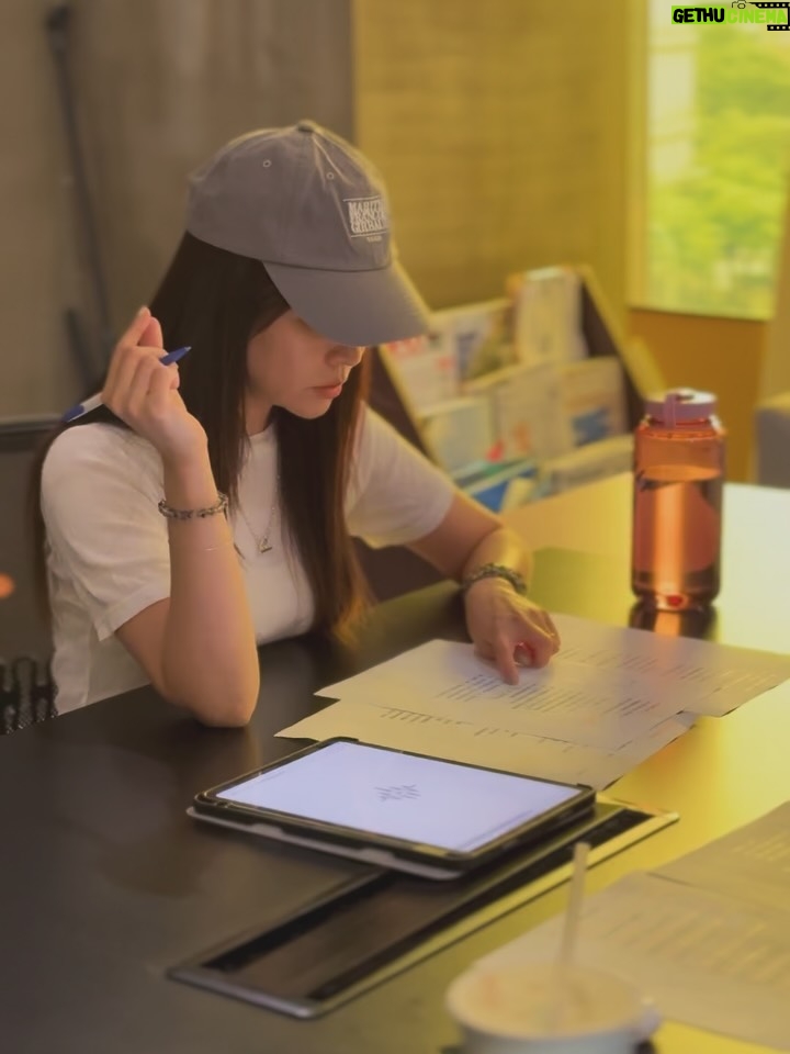Patty Wu - 2.8K Likes - ・
戒了蛋、奶、咖啡，人生還剩下些什麼？

去年九月開了一個刀，從此人生有巨大改變。這篇文章，記錄「子宮肌腺症微波消融手術」後，一些身體變化。
子宮肌腺症困擾我非常多年，經血量爆多導致嚴重貧血、劇烈經痛，去年甚至連非經期，下腹都在痛，到處尋醫治療，最後在醫生建議下，動了微創刀，醫師為了讓子宮休息，打了一劑長效柳普林，月經整整7個月沒來。這7個月難熬且漫長，柳普林的副作用，出現類更年期症況，盜汗嚴重，時不時汗如雨下，每隔幾分鐘就一次，晚上幾乎無法好好睡覺，情緒不穩定（可能因為一直無法控制流汗，就想發火跟莫名沮喪）。
更沮喪的是，這個手術並不是一勞永逸，無論是海芙刀或微波消融，醫師都有事先說，這是會復發的，而且機會很大。

輾轉經朋友介紹，尋求了一名在高雄，專門在治相關疾病的中醫師，開始積極調理身體。首先，那些一般中醫師交代女生經痛「絕對不能碰」的食物，他都沒特別禁止，卻要我戒「蛋、奶、咖啡因」！！！聽到當下，立馬想直接轉身回台北，怎麼可能？？
蛋！我畢生的愛。
咖啡！我是重度咖啡成癮者，沒喝咖啡，會死吧？！

我非常不想就範，醫師說，那你就先試試一個月呢？看看身體有什麼改變。
咖啡戒斷前三天生不如死，頭劇烈疼痛，無法集中精神，昏昏沉沉極為痛苦。沒想到第四天開始，我好像重生了一般，白天精神超好，神清氣爽，晚上睡眠品質變好，起床不會累。（好神奇～）
再來是蛋，戒了蛋之後，以前時不時會過敏，皮膚不穩定，改善了許多。（好奇怪～）
回診跟醫師報告心得，他再來要求我，「盡可能戒麩質」！說也奇怪，我一直以來有上廁所不順的困擾，就在不吃這些食物一段時間後，腸胃變順暢，每天都能固定上廁所，（這是我至少20年來不曾有過的感受）最大變化是，整個人輕盈，身體不再沉沉重重的。

七個月之後，終於盼到手術完第一次月經，完全不痛，悄悄的來悄悄的走。現在每個月都能跟阿月當好朋友，貧血指數也慢慢回覆正常。中醫師說，這樣繼續忌口，肌腺症「有機會不復發」。

不只是我的身體，起了變化，桑原先生這幾個月跟我一起，戒斷那些食物後，困擾他多年的「過敏性鼻炎」，竟然不藥而癒。從來沒想過，只是盡量不吃蛋奶咖啡麩質，身體改變如此巨大。

你問我那開完刀，有什麼收穫嗎？有！我一直以為自己是「天生小腹婆」，就在動完手術後，小腹變平坦，原來都是肌瘤肌腺症害的，根本不是內臟脂肪。

這段時間，有很多粉絲私訊問，問我是在哪裡、給哪個醫生動手術的？其實醫生的技術不錯，開刀至今也沒任何狀況，微創傷口也幾乎看不到，我算是很滿意。只是手術後複診時，我躺在診療台照腹腔超音波，醫生突然開口說，要跟我合照……..我當下心裡覺得不舒服，畢竟婦科開刀也不是什麼開心事，所以拒絕了。事後醫院傳了訊息住我早日康復，以及詢問是否能發佈文章，說我在他們醫院手術。但身為病患我全程自費，既不是代言也沒有合作，所以婉拒了要求。這也是為什麼，我一直沒有提供醫院跟醫師資訊給大家的原因。建議大家可以去信任的大醫院，多詢問比較，評估自身狀況再考慮要不要動手術。

這一年來我領悟了，原來人生，不是非要什麼不可。曾經我以為，我人生不可以沒有咖啡，現在不會有喝咖啡的慾望。蛋，我還是很愛，偶爾吃吃無傷大雅，有意識的盡量少吃麩質，奶本來就少吃。在飲食改變跟中藥調理後，身體持續往好的方向前進。

希望能給一些，同樣受子宮疾病困擾的朋友參考。以及這是我個人狀況，不代表所有人，請大家多爬文參考，或是有相關經驗的朋友，歡迎在文章下留言。

分享這篇文章，讓更多人有相關困擾的人受惠。