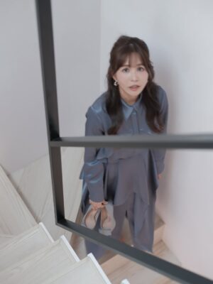 Patty Wu Instagram - ・
頭髮來到一個新長度，今天化妝師說，還是你乾脆留到腰部？我說好啊！留到腰之後，就一口氣剪到耳下。

化妝師說，確定要這麽激烈？我說，可以試試看啊。

最近在練習不執著的智慧，不管曾經擁有多少，那也都已經過去，頻頻回頭看跟眷戀，只是徒增煩惱。

過去心不可得，現在心不可得，未來心不可得。

過去的水已經流走，現在的水正從指縫溜走，未來的水都還沒流過來呢！我們想控制的每一分每一秒，都不是我們能控制的，但我們偏偏想掌控，所以煩惱就來了。

如果沒有什麼不能捨棄，那我們的靈魂，就更自由了。

漂亮的髮色，我稱之為焙茶棕色。
我戒咖啡因了不喝焙茶，只好把它弄在頭髮上。

Outfits @apercu.global  #CHIA
High heels @colehaan 
Photographer @akira_kuwa @monmon.ent 
Jewelry @_misty_studio 
Makeup/hair @abbieweng 
Hairdo salon @hollyhairtw 
Hair Stylist @hollyhair_paris

#吳怡霈 #wuipei29 #パティ