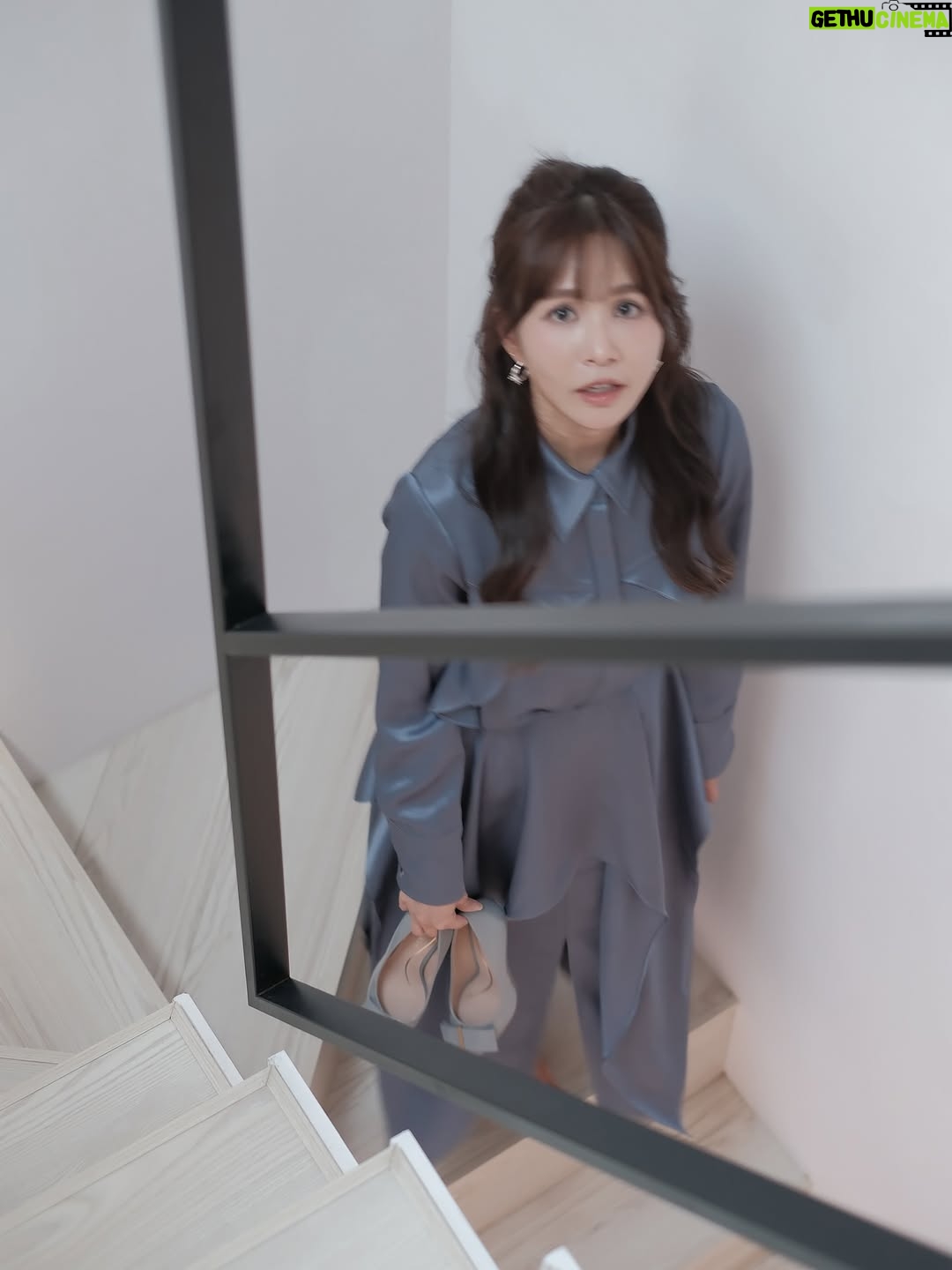Patty Wu - 1.6K Likes - ・
頭髮來到一個新長度，今天化妝師說，還是你乾脆留到腰部？我說好啊！留到腰之後，就一口氣剪到耳下。

化妝師說，確定要這麽激烈？我說，可以試試看啊。

最近在練習不執著的智慧，不管曾經擁有多少，那也都已經過去，頻頻回頭看跟眷戀，只是徒增煩惱。

過去心不可得，現在心不可得，未來心不可得。

過去的水已經流走，現在的水正從指縫溜走，未來的水都還沒流過來呢！我們想控制的每一分每一秒，都不是我們能控制的，但我們偏偏想掌控，所以煩惱就來了。

如果沒有什麼不能捨棄，那我們的靈魂，就更自由了。

漂亮的髮色，我稱之為焙茶棕色。
我戒咖啡因了不喝焙茶，只好把它弄在頭髮上。

Outfits @apercu.global  #CHIA
High heels @colehaan 
Photographer @akira_kuwa @monmon.ent 
Jewelry @_misty_studio 
Makeup/hair @abbieweng 
Hairdo salon @hollyhairtw 
Hair Stylist @hollyhair_paris

#吳怡霈 #wuipei29 #パティ