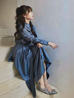 Patty Wu Instagram - ・
頭髮來到一個新長度，今天化妝師說，還是你乾脆留到腰部？我說好啊！留到腰之後，就一口氣剪到耳下。

化妝師說，確定要這麽激烈？我說，可以試試看啊。

最近在練習不執著的智慧，不管曾經擁有多少，那也都已經過去，頻頻回頭看跟眷戀，只是徒增煩惱。

過去心不可得，現在心不可得，未來心不可得。

過去的水已經流走，現在的水正從指縫溜走，未來的水都還沒流過來呢！我們想控制的每一分每一秒，都不是我們能控制的，但我們偏偏想掌控，所以煩惱就來了。

如果沒有什麼不能捨棄，那我們的靈魂，就更自由了。

漂亮的髮色，我稱之為焙茶棕色。
我戒咖啡因了不喝焙茶，只好把它弄在頭髮上。

Outfits @apercu.global  #CHIA
High heels @colehaan 
Photographer @akira_kuwa @monmon.ent 
Jewelry @_misty_studio 
Makeup/hair @abbieweng 
Hairdo salon @hollyhairtw 
Hair Stylist @hollyhair_paris

#吳怡霈 #wuipei29 #パティ