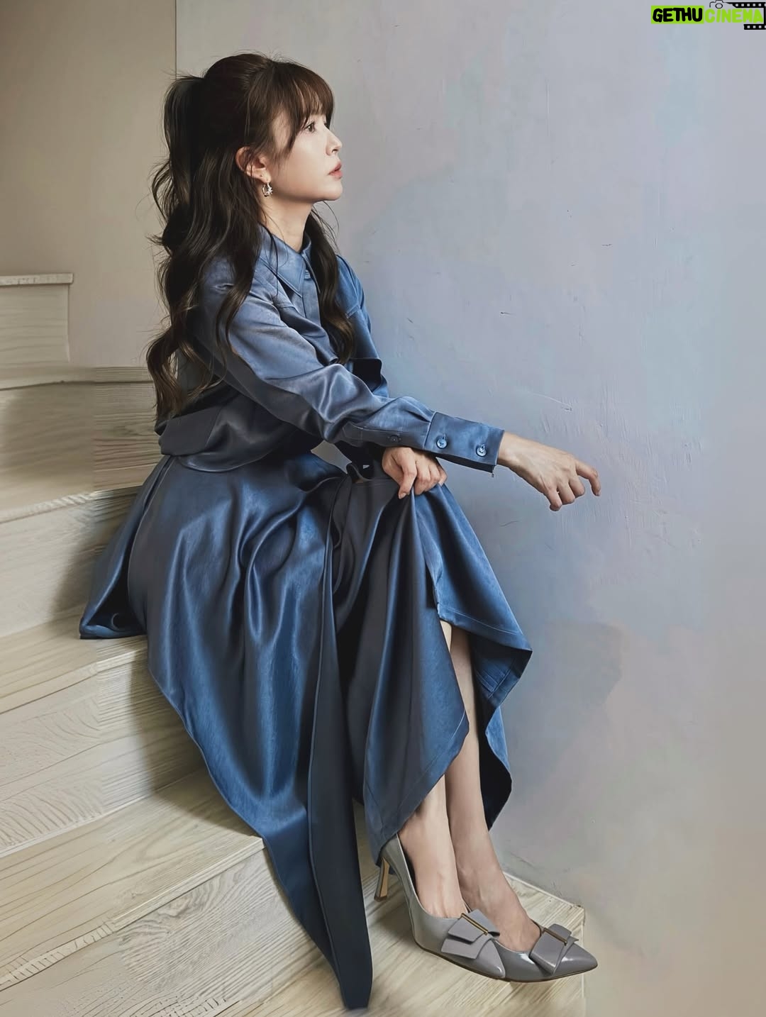 Patty Wu - 1.6K Likes - ・
頭髮來到一個新長度，今天化妝師說，還是你乾脆留到腰部？我說好啊！留到腰之後，就一口氣剪到耳下。

化妝師說，確定要這麽激烈？我說，可以試試看啊。

最近在練習不執著的智慧，不管曾經擁有多少，那也都已經過去，頻頻回頭看跟眷戀，只是徒增煩惱。

過去心不可得，現在心不可得，未來心不可得。

過去的水已經流走，現在的水正從指縫溜走，未來的水都還沒流過來呢！我們想控制的每一分每一秒，都不是我們能控制的，但我們偏偏想掌控，所以煩惱就來了。

如果沒有什麼不能捨棄，那我們的靈魂，就更自由了。

漂亮的髮色，我稱之為焙茶棕色。
我戒咖啡因了不喝焙茶，只好把它弄在頭髮上。

Outfits @apercu.global  #CHIA
High heels @colehaan 
Photographer @akira_kuwa @monmon.ent 
Jewelry @_misty_studio 
Makeup/hair @abbieweng 
Hairdo salon @hollyhairtw 
Hair Stylist @hollyhair_paris

#吳怡霈 #wuipei29 #パティ