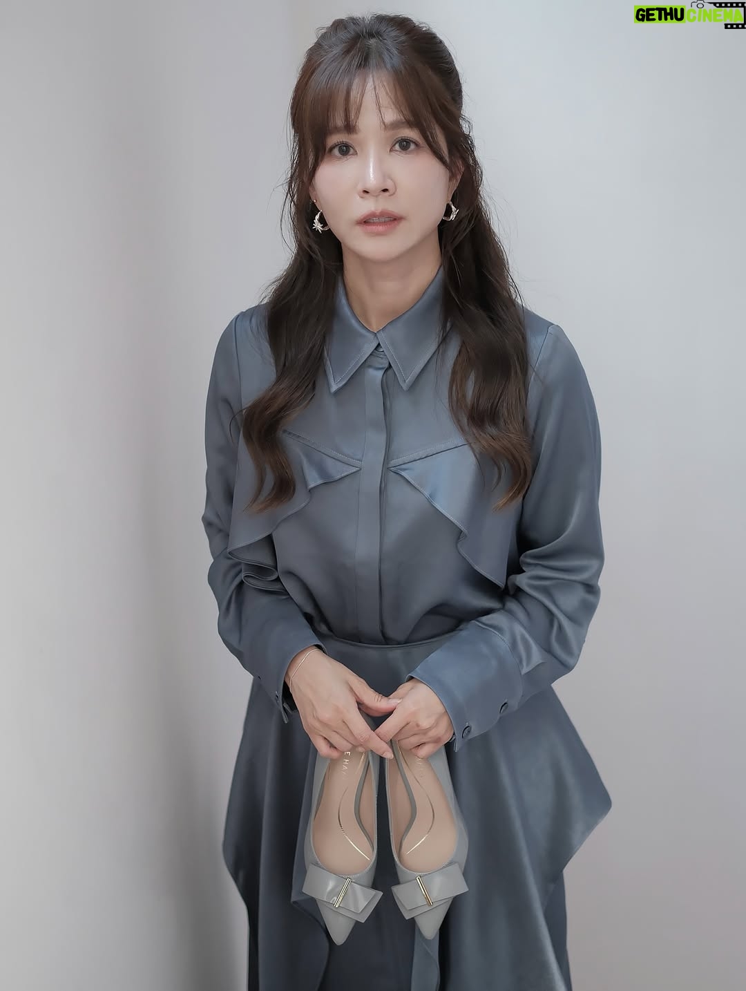 Patty Wu - 1.6K Likes - ・
頭髮來到一個新長度，今天化妝師說，還是你乾脆留到腰部？我說好啊！留到腰之後，就一口氣剪到耳下。

化妝師說，確定要這麽激烈？我說，可以試試看啊。

最近在練習不執著的智慧，不管曾經擁有多少，那也都已經過去，頻頻回頭看跟眷戀，只是徒增煩惱。

過去心不可得，現在心不可得，未來心不可得。

過去的水已經流走，現在的水正從指縫溜走，未來的水都還沒流過來呢！我們想控制的每一分每一秒，都不是我們能控制的，但我們偏偏想掌控，所以煩惱就來了。

如果沒有什麼不能捨棄，那我們的靈魂，就更自由了。

漂亮的髮色，我稱之為焙茶棕色。
我戒咖啡因了不喝焙茶，只好把它弄在頭髮上。

Outfits @apercu.global  #CHIA
High heels @colehaan 
Photographer @akira_kuwa @monmon.ent 
Jewelry @_misty_studio 
Makeup/hair @abbieweng 
Hairdo salon @hollyhairtw 
Hair Stylist @hollyhair_paris

#吳怡霈 #wuipei29 #パティ