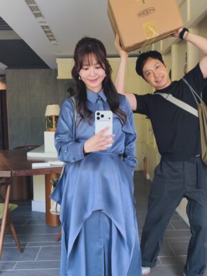 Patty Wu Instagram - ・
頭髮來到一個新長度,今天化妝師說,還是你乾脆留到腰部?我說好啊!留到腰之後,就一口氣剪到耳下。
化妝師說,確定要這麽激烈?我說,可以試試看啊。
最近在練習不執著的智慧,不管曾經擁有多少,那也都已經過去,頻頻回頭看跟眷戀,只是徒增煩惱。
過去心不可得,現在心不可得,未來心不可得。
過去的水已經流走,現在的水正從指縫溜走,未來的水都還沒流過來呢!我們想控制的每一分每一秒,都不是我們能控制的,但我們偏偏想掌控,所以煩惱就來了。
如果沒有什麼不能捨棄,那我們的靈魂,就更自由了。
漂亮的髮色,我稱之為焙茶棕色。
我戒咖啡因了不喝焙茶,只好把它弄在頭髮上。
Outfits @apercu.global #CHIA
High heels @colehaan
Photographer @akira_kuwa @monmon.ent
Jewelry @_misty_studio
Makeup/hair @abbieweng
Hairdo salon @hollyhairtw
Hair Stylist @hollyhair_paris
#吳怡霈 #wuipei29 #パティ