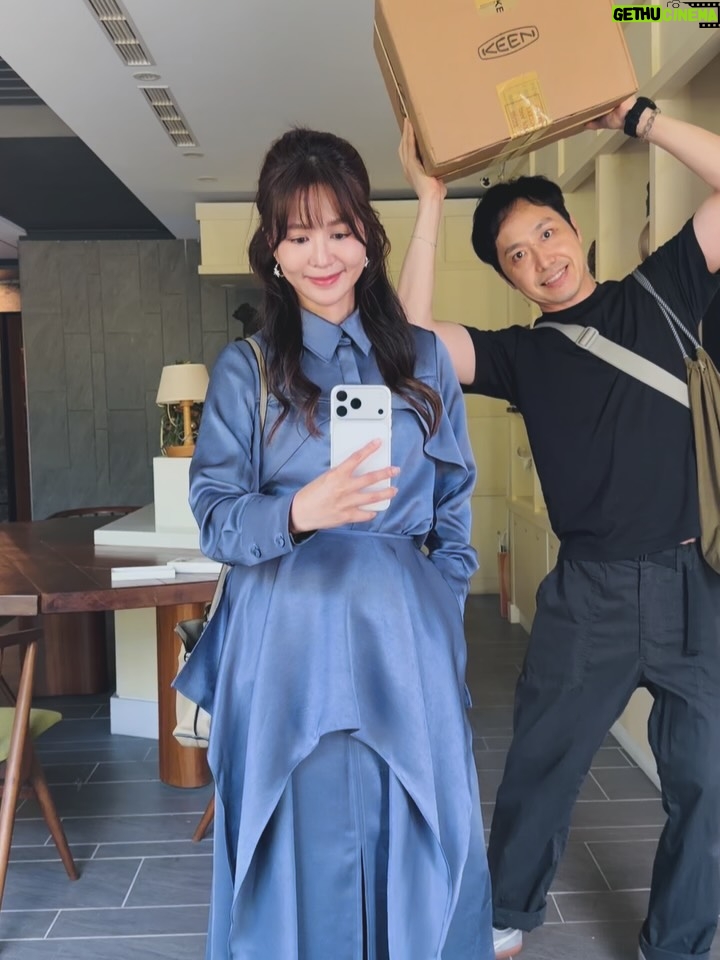 Patty Wu - 1.6K Likes - ・
頭髮來到一個新長度，今天化妝師說，還是你乾脆留到腰部？我說好啊！留到腰之後，就一口氣剪到耳下。

化妝師說，確定要這麽激烈？我說，可以試試看啊。

最近在練習不執著的智慧，不管曾經擁有多少，那也都已經過去，頻頻回頭看跟眷戀，只是徒增煩惱。

過去心不可得，現在心不可得，未來心不可得。

過去的水已經流走，現在的水正從指縫溜走，未來的水都還沒流過來呢！我們想控制的每一分每一秒，都不是我們能控制的，但我們偏偏想掌控，所以煩惱就來了。

如果沒有什麼不能捨棄，那我們的靈魂，就更自由了。

漂亮的髮色，我稱之為焙茶棕色。
我戒咖啡因了不喝焙茶，只好把它弄在頭髮上。

Outfits @apercu.global  #CHIA
High heels @colehaan 
Photographer @akira_kuwa @monmon.ent 
Jewelry @_misty_studio 
Makeup/hair @abbieweng 
Hairdo salon @hollyhairtw 
Hair Stylist @hollyhair_paris

#吳怡霈 #wuipei29 #パティ