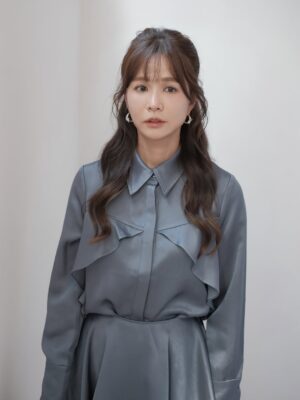 Patty Wu Instagram - ・
頭髮來到一個新長度，今天化妝師說，還是你乾脆留到腰部？我說好啊！留到腰之後，就一口氣剪到耳下。

化妝師說，確定要這麽激烈？我說，可以試試看啊。

最近在練習不執著的智慧，不管曾經擁有多少，那也都已經過去，頻頻回頭看跟眷戀，只是徒增煩惱。

過去心不可得，現在心不可得，未來心不可得。

過去的水已經流走，現在的水正從指縫溜走，未來的水都還沒流過來呢！我們想控制的每一分每一秒，都不是我們能控制的，但我們偏偏想掌控，所以煩惱就來了。

如果沒有什麼不能捨棄，那我們的靈魂，就更自由了。

漂亮的髮色，我稱之為焙茶棕色。
我戒咖啡因了不喝焙茶，只好把它弄在頭髮上。

Outfits @apercu.global  #CHIA
High heels @colehaan 
Photographer @akira_kuwa @monmon.ent 
Jewelry @_misty_studio 
Makeup/hair @abbieweng 
Hairdo salon @hollyhairtw 
Hair Stylist @hollyhair_paris

#吳怡霈 #wuipei29 #パティ