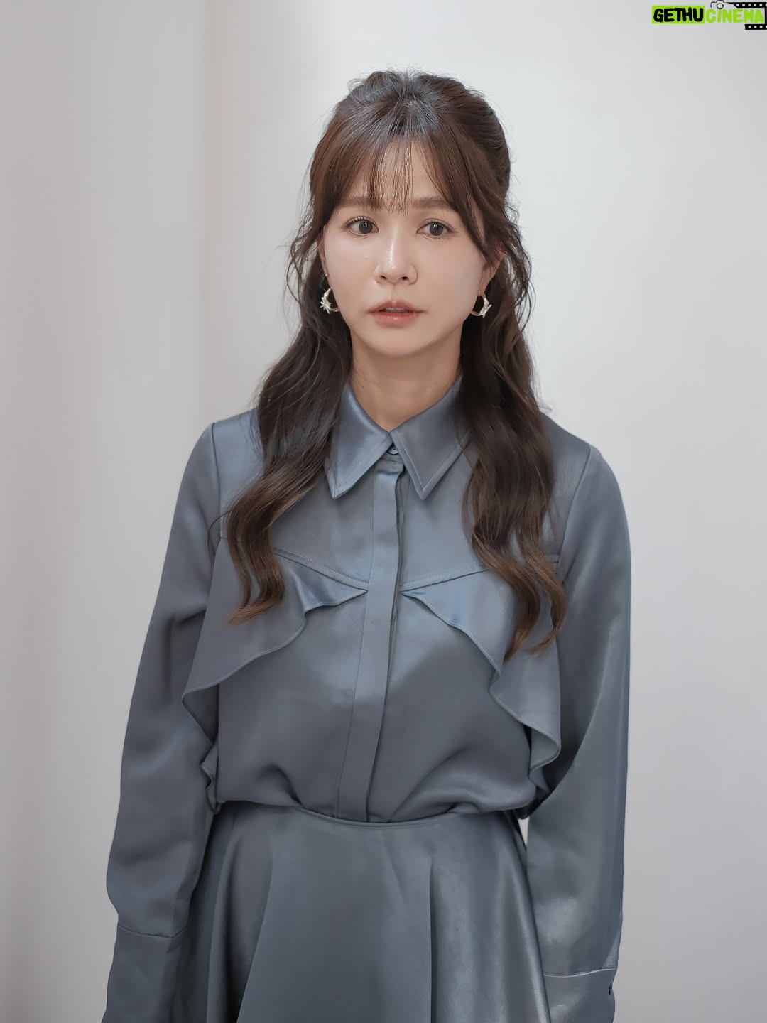 Patty Wu - 1.6K Likes - ・
頭髮來到一個新長度，今天化妝師說，還是你乾脆留到腰部？我說好啊！留到腰之後，就一口氣剪到耳下。

化妝師說，確定要這麽激烈？我說，可以試試看啊。

最近在練習不執著的智慧，不管曾經擁有多少，那也都已經過去，頻頻回頭看跟眷戀，只是徒增煩惱。

過去心不可得，現在心不可得，未來心不可得。

過去的水已經流走，現在的水正從指縫溜走，未來的水都還沒流過來呢！我們想控制的每一分每一秒，都不是我們能控制的，但我們偏偏想掌控，所以煩惱就來了。

如果沒有什麼不能捨棄，那我們的靈魂，就更自由了。

漂亮的髮色，我稱之為焙茶棕色。
我戒咖啡因了不喝焙茶，只好把它弄在頭髮上。

Outfits @apercu.global  #CHIA
High heels @colehaan 
Photographer @akira_kuwa @monmon.ent 
Jewelry @_misty_studio 
Makeup/hair @abbieweng 
Hairdo salon @hollyhairtw 
Hair Stylist @hollyhair_paris

#吳怡霈 #wuipei29 #パティ
