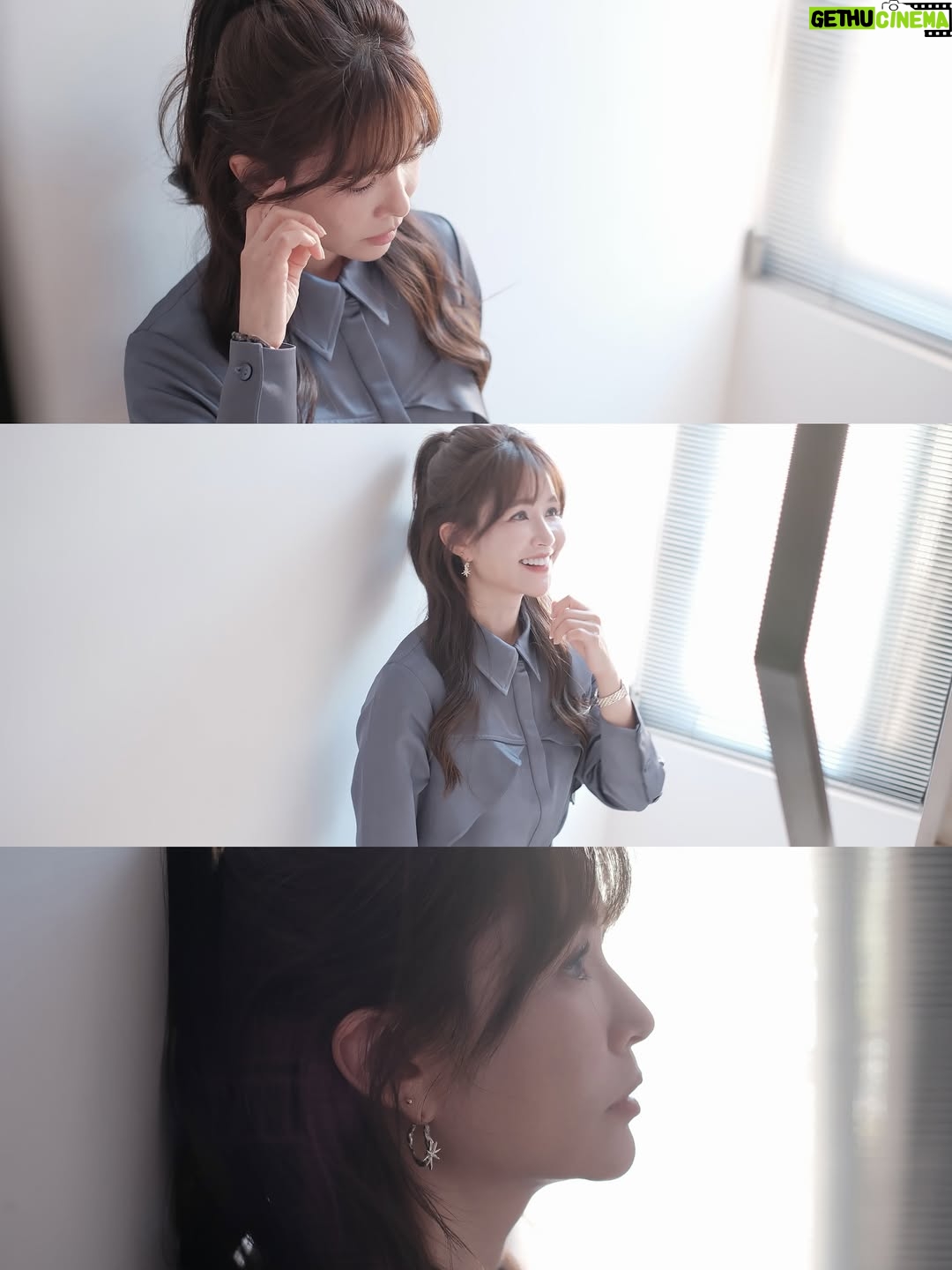 Patty Wu - 1.6K Likes - ・
頭髮來到一個新長度，今天化妝師說，還是你乾脆留到腰部？我說好啊！留到腰之後，就一口氣剪到耳下。

化妝師說，確定要這麽激烈？我說，可以試試看啊。

最近在練習不執著的智慧，不管曾經擁有多少，那也都已經過去，頻頻回頭看跟眷戀，只是徒增煩惱。

過去心不可得，現在心不可得，未來心不可得。

過去的水已經流走，現在的水正從指縫溜走，未來的水都還沒流過來呢！我們想控制的每一分每一秒，都不是我們能控制的，但我們偏偏想掌控，所以煩惱就來了。

如果沒有什麼不能捨棄，那我們的靈魂，就更自由了。

漂亮的髮色，我稱之為焙茶棕色。
我戒咖啡因了不喝焙茶，只好把它弄在頭髮上。

Outfits @apercu.global  #CHIA
High heels @colehaan 
Photographer @akira_kuwa @monmon.ent 
Jewelry @_misty_studio 
Makeup/hair @abbieweng 
Hairdo salon @hollyhairtw 
Hair Stylist @hollyhair_paris

#吳怡霈 #wuipei29 #パティ