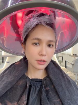 Patty Wu Instagram - ・
頭髮來到一個新長度,今天化妝師說,還是你乾脆留到腰部?我說好啊!留到腰之後,就一口氣剪到耳下。
化妝師說,確定要這麽激烈?我說,可以試試看啊。
最近在練習不執著的智慧,不管曾經擁有多少,那也都已經過去,頻頻回頭看跟眷戀,只是徒增煩惱。
過去心不可得,現在心不可得,未來心不可得。
過去的水已經流走,現在的水正從指縫溜走,未來的水都還沒流過來呢!我們想控制的每一分每一秒,都不是我們能控制的,但我們偏偏想掌控,所以煩惱就來了。
如果沒有什麼不能捨棄,那我們的靈魂,就更自由了。
漂亮的髮色,我稱之為焙茶棕色。
我戒咖啡因了不喝焙茶,只好把它弄在頭髮上。
Outfits @apercu.global #CHIA
High heels @colehaan
Photographer @akira_kuwa @monmon.ent
Jewelry @_misty_studio
Makeup/hair @abbieweng
Hairdo salon @hollyhairtw
Hair Stylist @hollyhair_paris
#吳怡霈 #wuipei29 #パティ