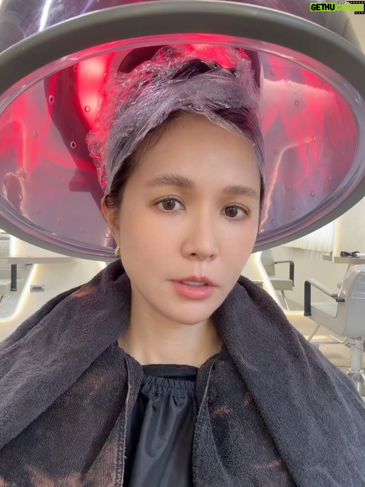 Patty Wu - 1.6K Likes - ・
頭髮來到一個新長度，今天化妝師說，還是你乾脆留到腰部？我說好啊！留到腰之後，就一口氣剪到耳下。

化妝師說，確定要這麽激烈？我說，可以試試看啊。

最近在練習不執著的智慧，不管曾經擁有多少，那也都已經過去，頻頻回頭看跟眷戀，只是徒增煩惱。

過去心不可得，現在心不可得，未來心不可得。

過去的水已經流走，現在的水正從指縫溜走，未來的水都還沒流過來呢！我們想控制的每一分每一秒，都不是我們能控制的，但我們偏偏想掌控，所以煩惱就來了。

如果沒有什麼不能捨棄，那我們的靈魂，就更自由了。

漂亮的髮色，我稱之為焙茶棕色。
我戒咖啡因了不喝焙茶，只好把它弄在頭髮上。

Outfits @apercu.global  #CHIA
High heels @colehaan 
Photographer @akira_kuwa @monmon.ent 
Jewelry @_misty_studio 
Makeup/hair @abbieweng 
Hairdo salon @hollyhairtw 
Hair Stylist @hollyhair_paris

#吳怡霈 #wuipei29 #パティ