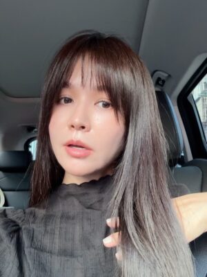 Patty Wu Instagram - ・
頭髮來到一個新長度,今天化妝師說,還是你乾脆留到腰部?我說好啊!留到腰之後,就一口氣剪到耳下。
化妝師說,確定要這麽激烈?我說,可以試試看啊。
最近在練習不執著的智慧,不管曾經擁有多少,那也都已經過去,頻頻回頭看跟眷戀,只是徒增煩惱。
過去心不可得,現在心不可得,未來心不可得。
過去的水已經流走,現在的水正從指縫溜走,未來的水都還沒流過來呢!我們想控制的每一分每一秒,都不是我們能控制的,但我們偏偏想掌控,所以煩惱就來了。
如果沒有什麼不能捨棄,那我們的靈魂,就更自由了。
漂亮的髮色,我稱之為焙茶棕色。
我戒咖啡因了不喝焙茶,只好把它弄在頭髮上。
Outfits @apercu.global #CHIA
High heels @colehaan
Photographer @akira_kuwa @monmon.ent
Jewelry @_misty_studio
Makeup/hair @abbieweng
Hairdo salon @hollyhairtw
Hair Stylist @hollyhair_paris
#吳怡霈 #wuipei29 #パティ
