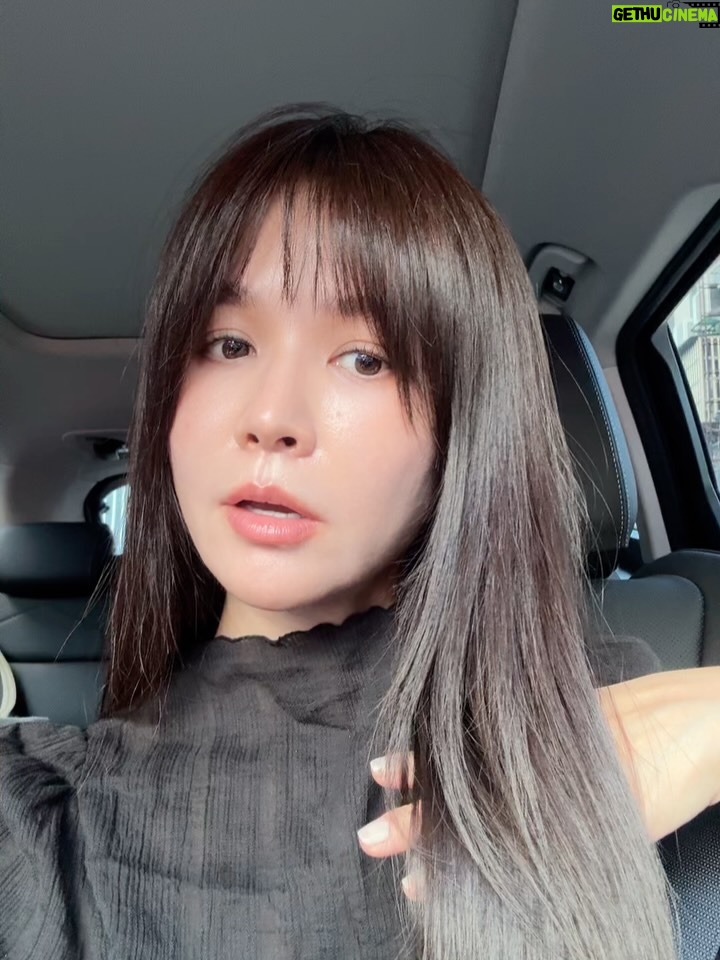 Patty Wu - 1.6K Likes - ・
頭髮來到一個新長度，今天化妝師說，還是你乾脆留到腰部？我說好啊！留到腰之後，就一口氣剪到耳下。

化妝師說，確定要這麽激烈？我說，可以試試看啊。

最近在練習不執著的智慧，不管曾經擁有多少，那也都已經過去，頻頻回頭看跟眷戀，只是徒增煩惱。

過去心不可得，現在心不可得，未來心不可得。

過去的水已經流走，現在的水正從指縫溜走，未來的水都還沒流過來呢！我們想控制的每一分每一秒，都不是我們能控制的，但我們偏偏想掌控，所以煩惱就來了。

如果沒有什麼不能捨棄，那我們的靈魂，就更自由了。

漂亮的髮色，我稱之為焙茶棕色。
我戒咖啡因了不喝焙茶，只好把它弄在頭髮上。

Outfits @apercu.global  #CHIA
High heels @colehaan 
Photographer @akira_kuwa @monmon.ent 
Jewelry @_misty_studio 
Makeup/hair @abbieweng 
Hairdo salon @hollyhairtw 
Hair Stylist @hollyhair_paris

#吳怡霈 #wuipei29 #パティ