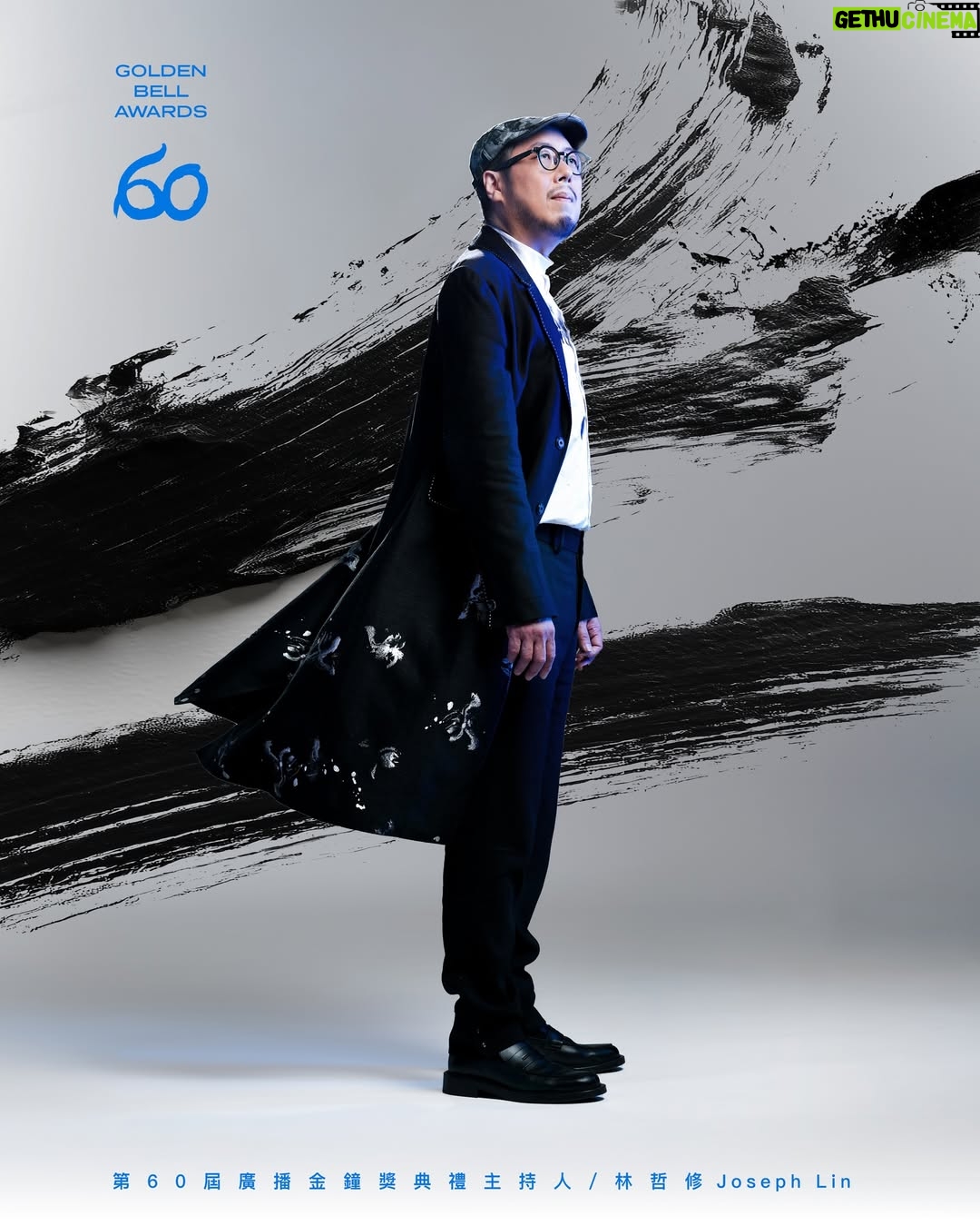 Patty Wu - 1.3K Likes - [　第𝟲𝟬屆廣播金鐘獎典禮主持人　]
　
‟ 吳怡霈 Patty Wu ╳ 林哲修 Joseph Lin ♩ ＂

跨界廣播、主持、演員的全方位女神 
與最國際化的 ICRT 資深 DJ 首次組合！
　
🎙 廣播金鐘舞台絕對令人期待 ♫
　
　
[　視覺概念　] 
　
以董老師墨寶為基礎，擷取筆畫結構融入設計，
透過墨韻層次的變化並結合光感與視覺沈穩的藍色，
靜靜陪伴，既致敬傳統，也開啟未來想像。
　
#金鐘60 #GBA60 #廣播金鐘獎
　
────────────────────────
　
[　𝗖𝗿𝗲𝗱𝗶𝘁　]
　
視覺總監｜黃曉玫 Mei Huang
視覺指導｜邱孟彥 Benny Chiu 
視覺設計｜劉穎錚 Jean Liu
視覺攝影｜陳志昇  Asheng Chen
燈光設備｜楓籟艋舺 Person Studio Monga ＠personstudio
燈光協助｜黃柏森  Person Huang／闕毅華 QUE YI HUA
　
────────────────────────
　　
[　第𝟲𝟬屆金鐘獎頒獎典禮　]
　
• 𝟭𝟬.𝟭𝟭 (𝗦𝗔𝗧.)廣　播
• 𝟭𝟬.𝟭𝟳 (𝗙𝗥𝗜.) 節　目
• 𝟭𝟬.𝟭𝟴 (𝗦𝗔𝗧.)戲　劇