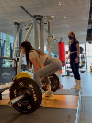 Patty Wu Instagram - ・
最近的日常鍛鍊🏋️♀️
吃的乾淨
睡得充足
動的規律
喜歡這樣的生活節奏
喜歡跟另一伴一起健身
可以互相鼓勵
看到彼此的進步跟成長
期待有更美的線條
10/11廣播金鐘主持穿漂亮禮服✨✨
謝謝陪伴健身已經6年的教練
@sportslife1314
運動手錶 @garmintw @garmingrctw Venu3
#吳怡霈 #wuIpei29 #パティ #健身女子
#training #trainingday #hipup #gym #traininglife
#abs #absworkout #Fitfan #Fitness #Instafit
#BodyConfidence #StrongIsBeautiful