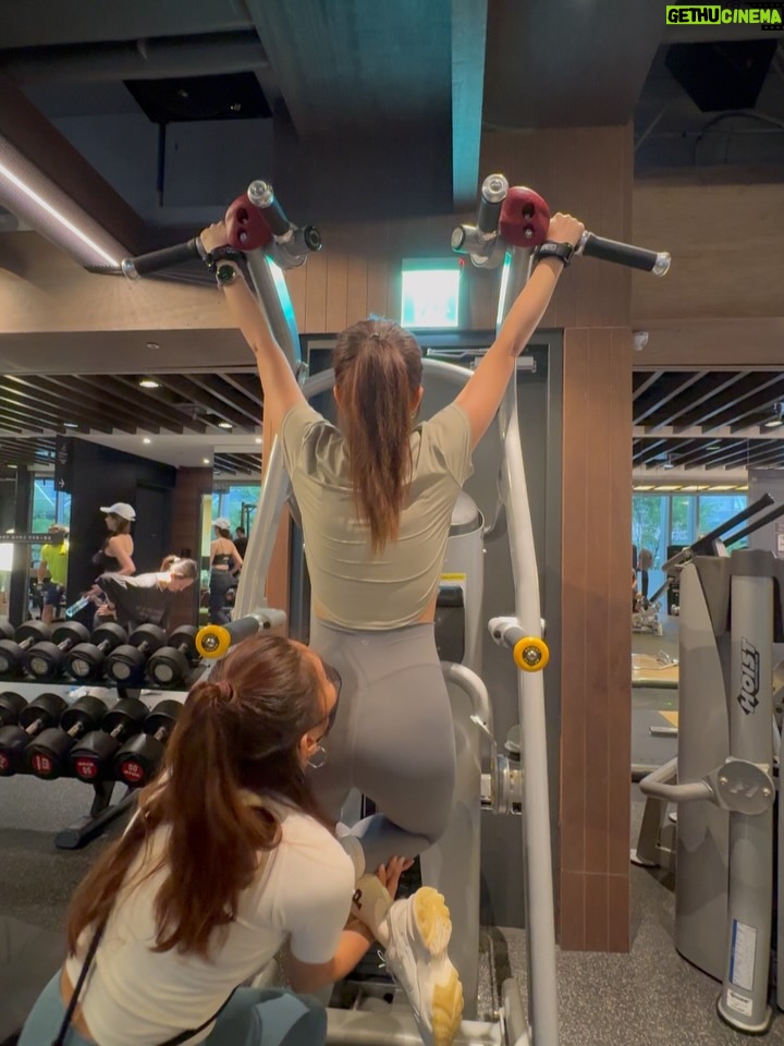 Patty Wu - 7.5K Likes - ・
最近的日常鍛鍊🏋️‍♀️
吃的乾淨 
睡得充足
動的規律
喜歡這樣的生活節奏
喜歡跟另一伴一起健身
可以互相鼓勵
看到彼此的進步跟成長

期待有更美的線條
10/11廣播金鐘主持穿漂亮禮服✨✨

謝謝陪伴健身已經6年的教練
@sportslife1314 
運動手錶 @garmintw @garmingrctw Venu3

#吳怡霈 #wuIpei29 #パティ #健身女子 

#training #trainingday #hipup #gym #traininglife 
#abs #absworkout #Fitfan #Fitness #Instafit 
#BodyConfidence #StrongIsBeautiful
