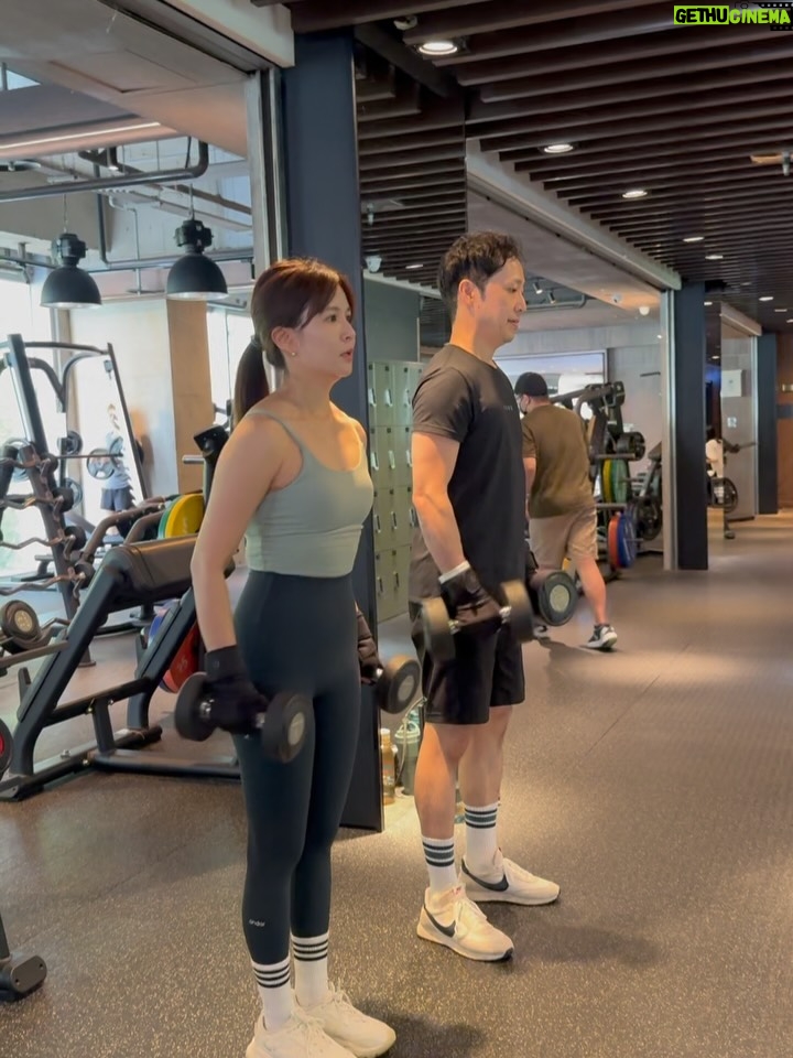 Patty Wu - 7.5K Likes - ・
最近的日常鍛鍊🏋️‍♀️
吃的乾淨 
睡得充足
動的規律
喜歡這樣的生活節奏
喜歡跟另一伴一起健身
可以互相鼓勵
看到彼此的進步跟成長

期待有更美的線條
10/11廣播金鐘主持穿漂亮禮服✨✨

謝謝陪伴健身已經6年的教練
@sportslife1314 
運動手錶 @garmintw @garmingrctw Venu3

#吳怡霈 #wuIpei29 #パティ #健身女子 

#training #trainingday #hipup #gym #traininglife 
#abs #absworkout #Fitfan #Fitness #Instafit 
#BodyConfidence #StrongIsBeautiful