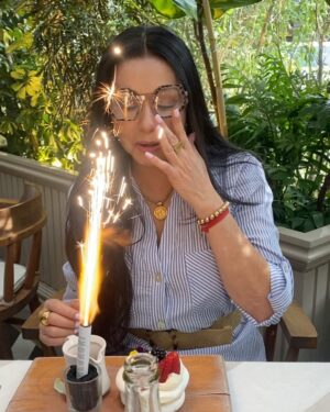 Paty Díaz Instagram - 💫🍰TE SIENTO VIDA!💛🙏🏼 GRACIAS 🙏🏼
Un día 17 llegue a este viaje llamado vida, en este cuerpo como vehículo que me transporta por esta existencia… Agradezco cada respiro … 🌬️
Te siento vida, en mi interior, en mi historia, en mi alegría y en mi dolor… Feliz existencia, feliz cumpleaños a mi!!🎂😃
…La vida comienza cuando amanece 🌅
Y deseo desde el fondo de mi alma, que sean muchísimos amaneceres más 🙏🏼GRACIAS FUENTE DE LA CREACIÓN, GRACIAS A MIS PADRES que se conocieron 😃, GRACIAS VIDA, GRACIAS UNiVERSO, GRACIAS DIOS!! A fluir … 💫🙏🏼✨♥️
#LaVidaEsHoy #17demarzo #gratitud #amor #hb 🍰 #felizcumpleaños #happybirthdaytome