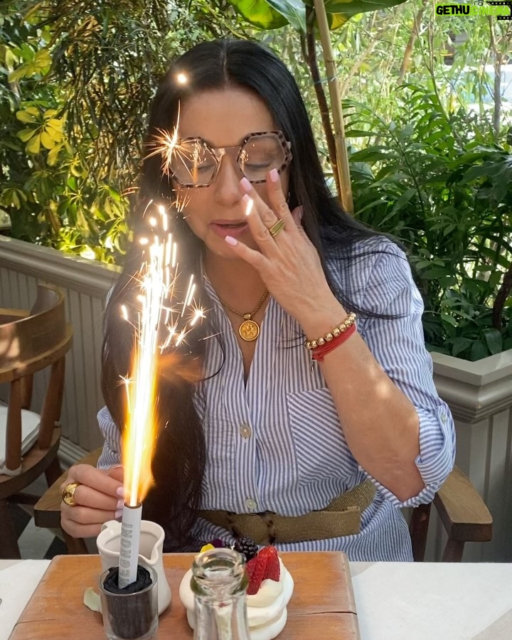 Paty Díaz - 10.4K Likes - 💫🍰TE SIENTO VIDA!💛🙏🏼 GRACIAS 🙏🏼 
Un día 17 llegue a este viaje llamado vida, en este cuerpo como vehículo que me transporta por esta existencia… Agradezco cada respiro … 🌬️ 
Te siento vida, en mi interior, en mi historia, en mi alegría y en mi dolor… Feliz existencia, feliz cumpleaños a mi!!🎂😃
…La vida comienza cuando amanece 🌅 
Y deseo desde el fondo de mi alma, que sean muchísimos amaneceres más 🙏🏼GRACIAS FUENTE DE LA CREACIÓN, GRACIAS A MIS PADRES que se conocieron 😃, GRACIAS VIDA, GRACIAS UNiVERSO, GRACIAS DIOS!! A fluir … 💫🙏🏼✨♥️
#LaVidaEsHoy #17demarzo #gratitud #amor #hb 🍰 #felizcumpleaños #happybirthdaytome
