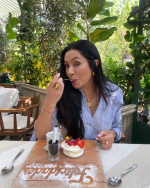 Paty Díaz Instagram - 💫🍰TE SIENTO VIDA!💛🙏🏼 GRACIAS 🙏🏼
Un día 17 llegue a este viaje llamado vida, en este cuerpo como vehículo que me transporta por esta existencia… Agradezco cada respiro … 🌬️
Te siento vida, en mi interior, en mi historia, en mi alegría y en mi dolor… Feliz existencia, feliz cumpleaños a mi!!🎂😃
…La vida comienza cuando amanece 🌅
Y deseo desde el fondo de mi alma, que sean muchísimos amaneceres más 🙏🏼GRACIAS FUENTE DE LA CREACIÓN, GRACIAS A MIS PADRES que se conocieron 😃, GRACIAS VIDA, GRACIAS UNiVERSO, GRACIAS DIOS!! A fluir … 💫🙏🏼✨♥️
#LaVidaEsHoy #17demarzo #gratitud #amor #hb 🍰 #felizcumpleaños #happybirthdaytome