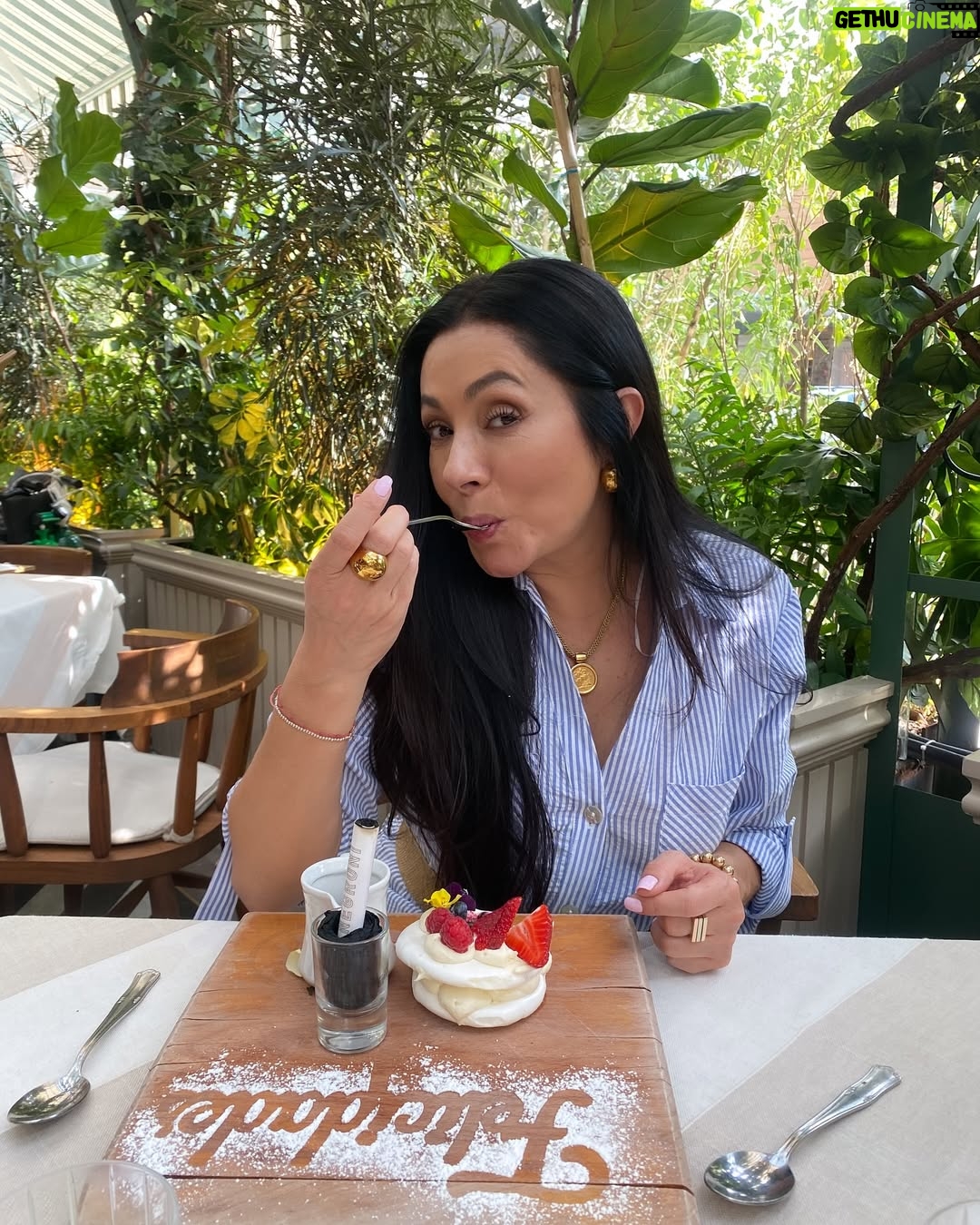 Paty Díaz - 10.4K Likes - 💫🍰TE SIENTO VIDA!💛🙏🏼 GRACIAS 🙏🏼 
Un día 17 llegue a este viaje llamado vida, en este cuerpo como vehículo que me transporta por esta existencia… Agradezco cada respiro … 🌬️ 
Te siento vida, en mi interior, en mi historia, en mi alegría y en mi dolor… Feliz existencia, feliz cumpleaños a mi!!🎂😃
…La vida comienza cuando amanece 🌅 
Y deseo desde el fondo de mi alma, que sean muchísimos amaneceres más 🙏🏼GRACIAS FUENTE DE LA CREACIÓN, GRACIAS A MIS PADRES que se conocieron 😃, GRACIAS VIDA, GRACIAS UNiVERSO, GRACIAS DIOS!! A fluir … 💫🙏🏼✨♥️
#LaVidaEsHoy #17demarzo #gratitud #amor #hb 🍰 #felizcumpleaños #happybirthdaytome