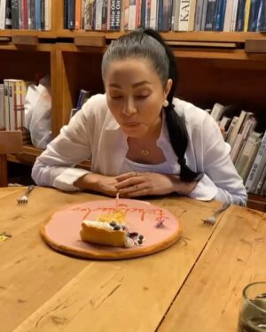 Paty Díaz Instagram - 💫🍰TE SIENTO VIDA!💛🙏🏼 GRACIAS 🙏🏼
Un día 17 llegue a este viaje llamado vida, en este cuerpo como vehículo que me transporta por esta existencia… Agradezco cada respiro … 🌬️
Te siento vida, en mi interior, en mi historia, en mi alegría y en mi dolor… Feliz existencia, feliz cumpleaños a mi!!🎂😃
…La vida comienza cuando amanece 🌅
Y deseo desde el fondo de mi alma, que sean muchísimos amaneceres más 🙏🏼GRACIAS FUENTE DE LA CREACIÓN, GRACIAS A MIS PADRES que se conocieron 😃, GRACIAS VIDA, GRACIAS UNiVERSO, GRACIAS DIOS!! A fluir … 💫🙏🏼✨♥️
#LaVidaEsHoy #17demarzo #gratitud #amor #hb 🍰 #felizcumpleaños #happybirthdaytome