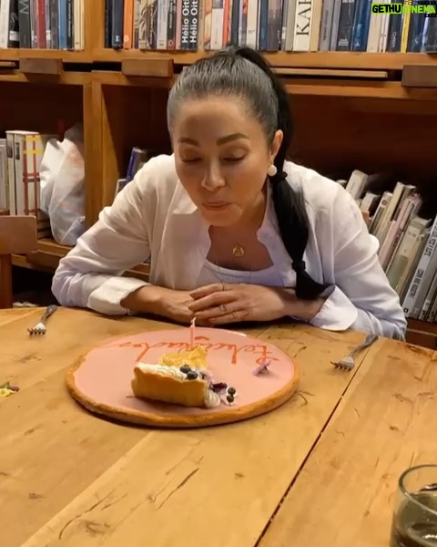 Paty Díaz - 10.4K Likes - 💫🍰TE SIENTO VIDA!💛🙏🏼 GRACIAS 🙏🏼 
Un día 17 llegue a este viaje llamado vida, en este cuerpo como vehículo que me transporta por esta existencia… Agradezco cada respiro … 🌬️ 
Te siento vida, en mi interior, en mi historia, en mi alegría y en mi dolor… Feliz existencia, feliz cumpleaños a mi!!🎂😃
…La vida comienza cuando amanece 🌅 
Y deseo desde el fondo de mi alma, que sean muchísimos amaneceres más 🙏🏼GRACIAS FUENTE DE LA CREACIÓN, GRACIAS A MIS PADRES que se conocieron 😃, GRACIAS VIDA, GRACIAS UNiVERSO, GRACIAS DIOS!! A fluir … 💫🙏🏼✨♥️
#LaVidaEsHoy #17demarzo #gratitud #amor #hb 🍰 #felizcumpleaños #happybirthdaytome