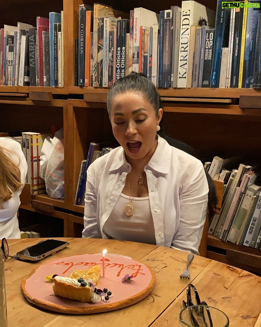 Paty Díaz - 10.4K Likes - 💫🍰TE SIENTO VIDA!💛🙏🏼 GRACIAS 🙏🏼 
Un día 17 llegue a este viaje llamado vida, en este cuerpo como vehículo que me transporta por esta existencia… Agradezco cada respiro … 🌬️ 
Te siento vida, en mi interior, en mi historia, en mi alegría y en mi dolor… Feliz existencia, feliz cumpleaños a mi!!🎂😃
…La vida comienza cuando amanece 🌅 
Y deseo desde el fondo de mi alma, que sean muchísimos amaneceres más 🙏🏼GRACIAS FUENTE DE LA CREACIÓN, GRACIAS A MIS PADRES que se conocieron 😃, GRACIAS VIDA, GRACIAS UNiVERSO, GRACIAS DIOS!! A fluir … 💫🙏🏼✨♥️
#LaVidaEsHoy #17demarzo #gratitud #amor #hb 🍰 #felizcumpleaños #happybirthdaytome