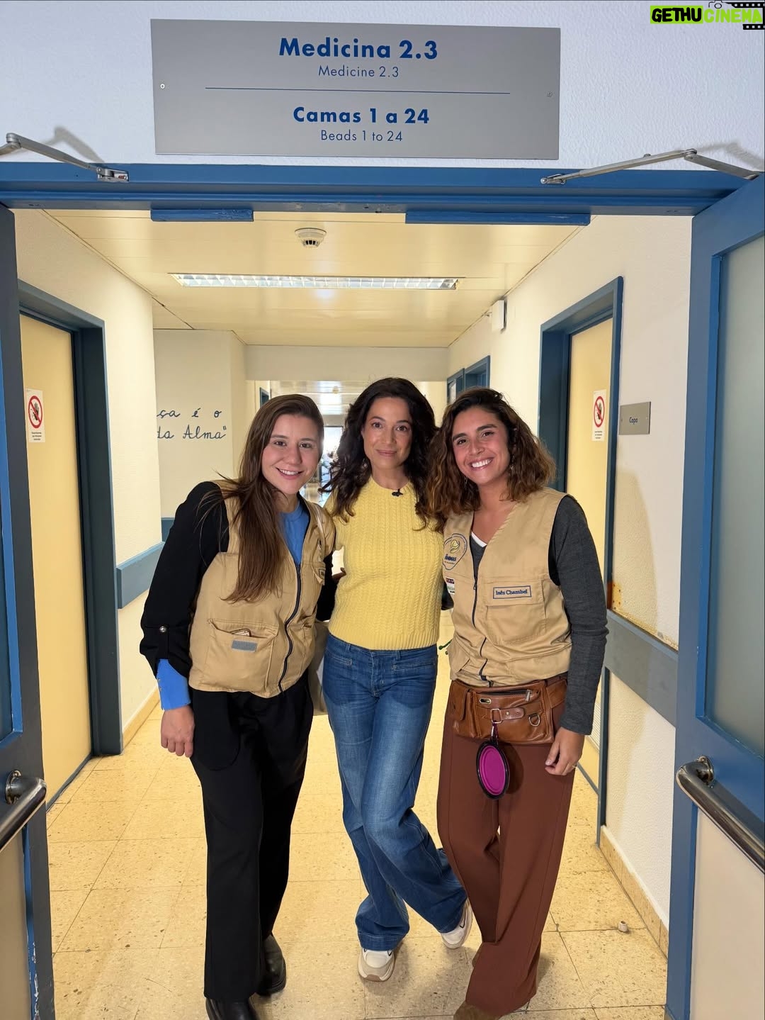 Paula Neves - 3.6K Likes - No “Há festa no Hospital” da @tvioficial conheci o trabalho incrível da @associacaoanimas .
Levam cães a hospitais para ajudarem quem está internado, para melhorarem o estado de espírito dos doentes e para dar algum consolo a quem está a passar uma batalha difícil.
Curiosamente estas visitas são muito apreciadas por todos, desde os seguranças da entrada até aos médicos e enfermeiros.
E todos conheciam e esperavam a doce Ônix ❤️

Esta associação faz este trabalho tão importante de forma gratuita. 
A Associação consegue existir através de donativos ou então através da consignação do IRS.
Quando chegar a altura não se esqueça deles ;) 
Aqui fica o NIF: 506 119 718