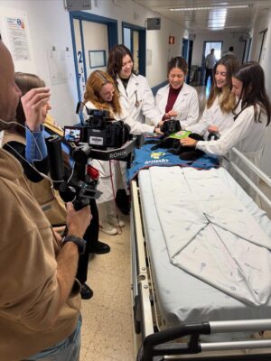 Paula Neves Instagram - No “Há festa no Hospital” da @tvioficial conheci o trabalho incrível da @associacaoanimas .
Levam cães a hospitais para ajudarem quem está internado, para melhorarem o estado de espírito dos doentes e para dar algum consolo a quem está a passar uma batalha difícil.
Curiosamente estas visitas são muito apreciadas por todos, desde os seguranças da entrada até aos médicos e enfermeiros.
E todos conheciam e esperavam a doce Ônix ❤️

Esta associação faz este trabalho tão importante de forma gratuita. 
A Associação consegue existir através de donativos ou então através da consignação do IRS.
Quando chegar a altura não se esqueça deles ;) 
Aqui fica o NIF: 506 119 718