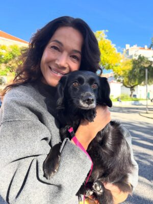 Paula Neves Instagram - No “Há festa no Hospital” da @tvioficial conheci o trabalho incrível da @associacaoanimas .
Levam cães a hospitais para ajudarem quem está internado, para melhorarem o estado de espírito dos doentes e para dar algum consolo a quem está a passar uma batalha difícil.
Curiosamente estas visitas são muito apreciadas por todos, desde os seguranças da entrada até aos médicos e enfermeiros.
E todos conheciam e esperavam a doce Ônix ❤️

Esta associação faz este trabalho tão importante de forma gratuita. 
A Associação consegue existir através de donativos ou então através da consignação do IRS.
Quando chegar a altura não se esqueça deles ;) 
Aqui fica o NIF: 506 119 718