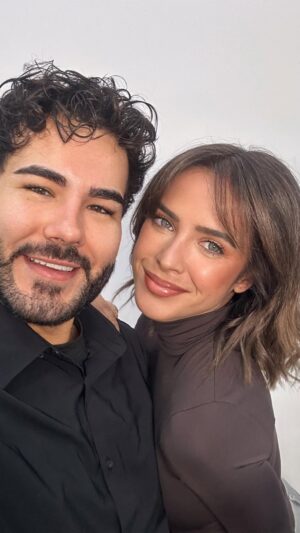 Paula Prendes Instagram - 🪵 Brunette glow up ✨ @paupren X @lorealpro ✨

@paupren con su nuevo Brunette realizado con @lorealpro_educacion_es, este es el color brunette más trendy del año y el favorito de las que quieren brillo, dimensión y naturalidad en su melena.

Paula fue ha sido la primera vez que viene a mi salón y creamos este color con dos coloraciones de @lorealpro
Para la zona de Raíz utilice DiaColor. una coloración que cubre hasta un 70% de canas, sin amoniaco, aportando un efecto de cobertura de canas natural y devolviendo un efecto cobertura de cana elegante. Tonos 6.1 , 6. y 6.23 a partes iguales a 15 volúmenes.
Para medios a puntas lo realice con Día light coloración tono sobre tono sin amoníaco ideal para personalizar el color de tu cabello y obtener unos reflejos perfectos con un brillo infinito sobre cabellos sensibilizados o decolorados. Tonos medios 7.   7.8   7.18 a partes iguales, puntas 8.   8.23 a 9 volúmenes.
Para recuperar tu cabello no olvides que tenemos que cuidar el cabello y nada mejor que la línea Absolut Repair Molecular que con su nuevo aceite bifásico repara el cabello desde su interior para devolverle la fuerza, elasticidad y suavidad.

Ideal este cambio para devolverle la naturalidad, buscar la reparación y conseguir un cambio con actitud 💥¿Team brunette? ¡Os leo en comentarios!

#MochaMousse #LorealPro #BrunettePower CambioDeLook peluqueria peluqueriamadrid morenailuminada reflejos