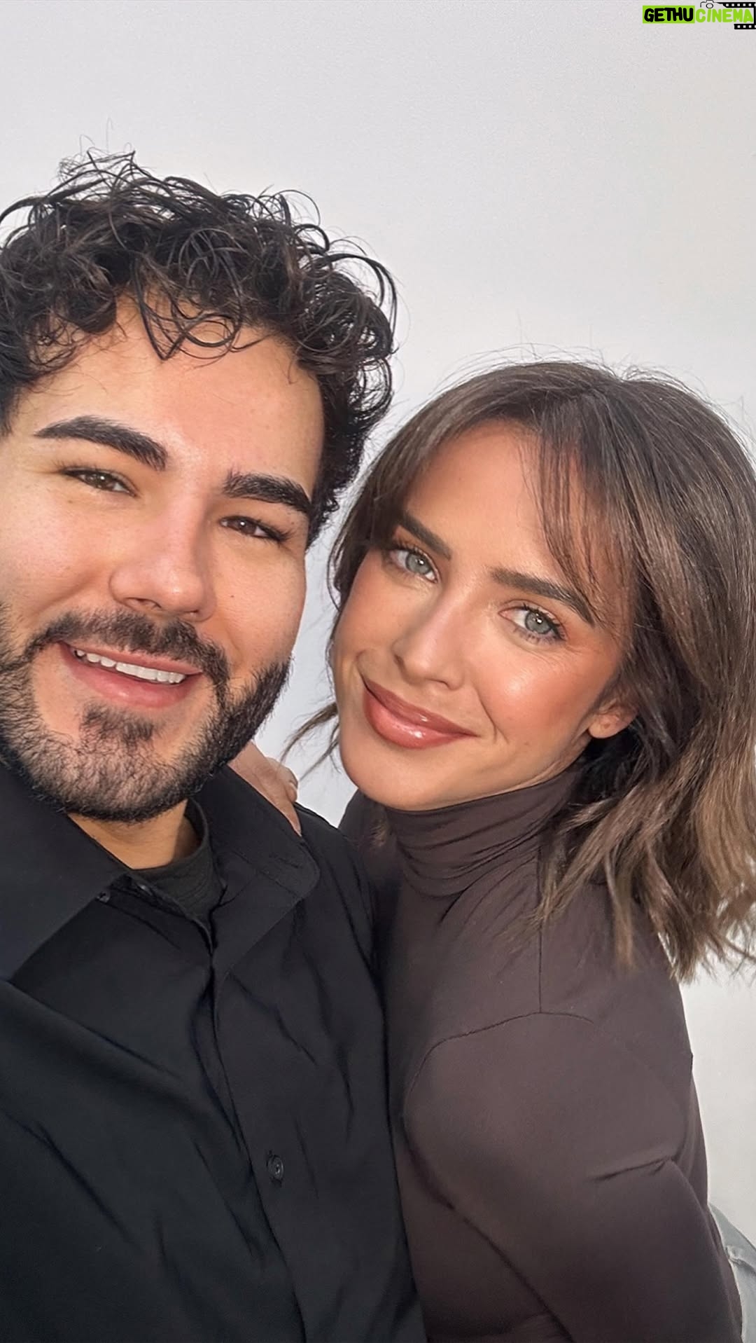Paula Prendes - 7K Likes - 🪵 Brunette glow up ✨ @paupren X @lorealpro ✨

@paupren con su nuevo Brunette realizado con @lorealpro_educacion_es, este es el color brunette más trendy del año y el favorito de las que quieren brillo, dimensión y naturalidad en su melena.

Paula fue ha sido la primera vez que viene a mi salón y creamos este color con dos coloraciones de @lorealpro
Para la zona de Raíz utilice DiaColor. una coloración que cubre hasta un 70% de canas, sin amoniaco, aportando un efecto de cobertura de canas natural y devolviendo un efecto cobertura de cana elegante. Tonos 6.1 , 6. y 6.23 a partes iguales a 15 volúmenes.
Para medios a puntas lo realice con Día light coloración tono sobre tono sin amoníaco ideal para personalizar el color de tu cabello y obtener unos reflejos perfectos con un brillo infinito sobre cabellos sensibilizados o decolorados. Tonos medios 7.   7.8   7.18 a partes iguales, puntas 8.   8.23 a 9 volúmenes.
Para recuperar tu cabello no olvides que tenemos que cuidar el cabello y nada mejor que la línea Absolut Repair Molecular que con su nuevo aceite bifásico repara el cabello desde su interior para devolverle la fuerza, elasticidad y suavidad.

Ideal este cambio para devolverle la naturalidad, buscar la reparación y conseguir un cambio con actitud 💥¿Team brunette? ¡Os leo en comentarios!

#MochaMousse #LorealPro #BrunettePower CambioDeLook peluqueria peluqueriamadrid morenailuminada reflejos