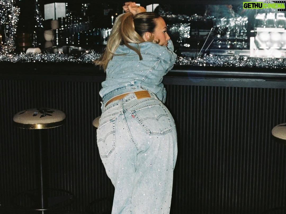 Paula Ribó - 7.9K Likes - Feliz de ser la embajadora de la nueva colección de @levis Hollidaaays 🪩🪩🪩🪩!!!!!!