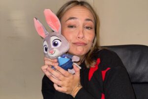 Paula Ribó Instagram - Zootrópolis 2 se estrena el 28 de Noviembre en cineeeees!!! Tengo el honor de volver a ser la agente Hops, la mejor policía, la más entregada, carismática, graciosa y generosa de la conejitas🐰🐰🐰🐰🐰No os la perdáis